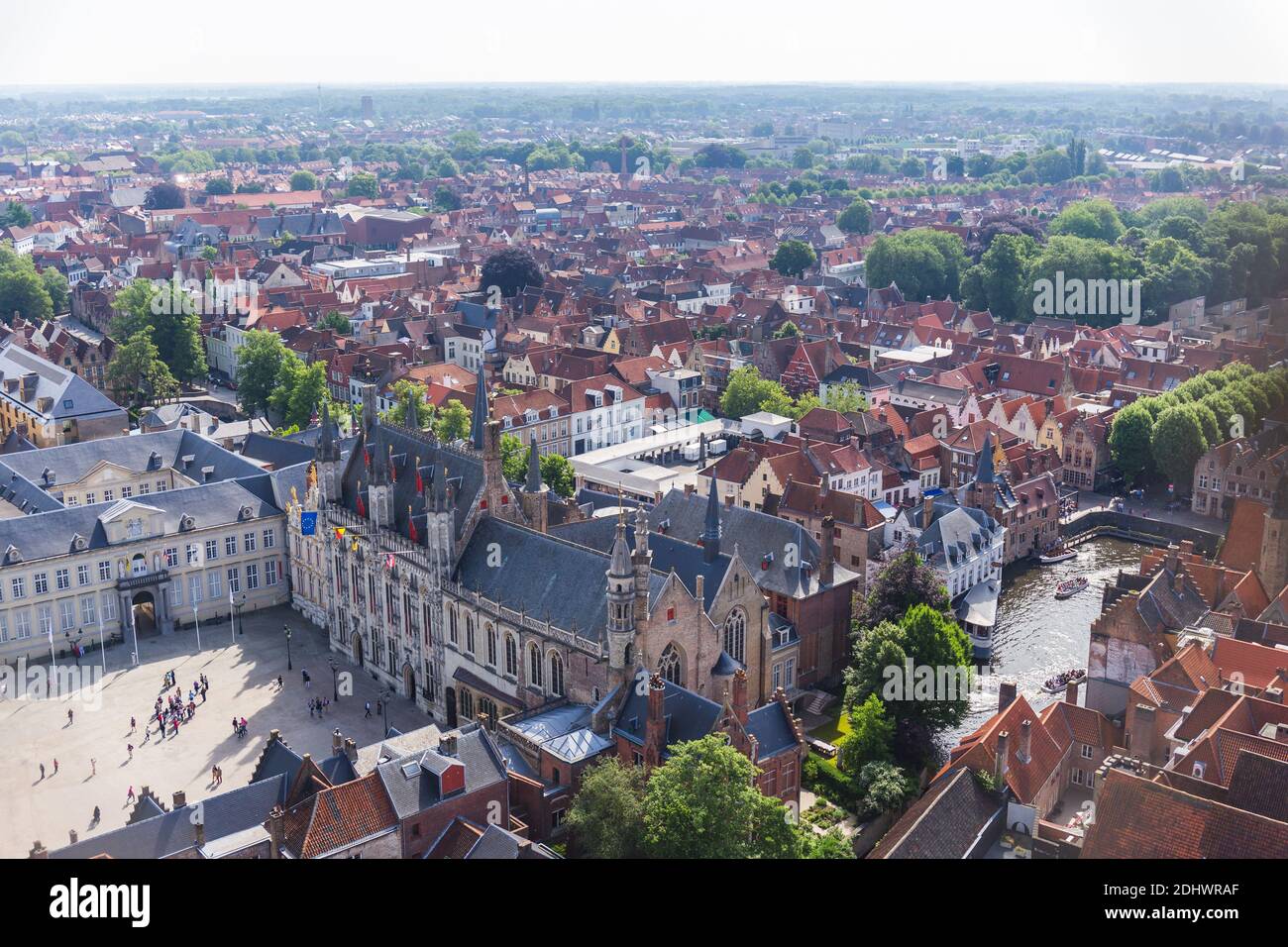 Panorama de la partie centrale de Bruges. Vue de dessus sur le fond des toits rouges de la ville. Belgique Banque D'Images