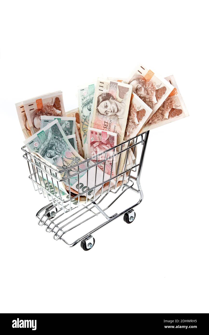 Einkaufswagen voll mit tschechischen Kronen, Banknoten Banque D'Images