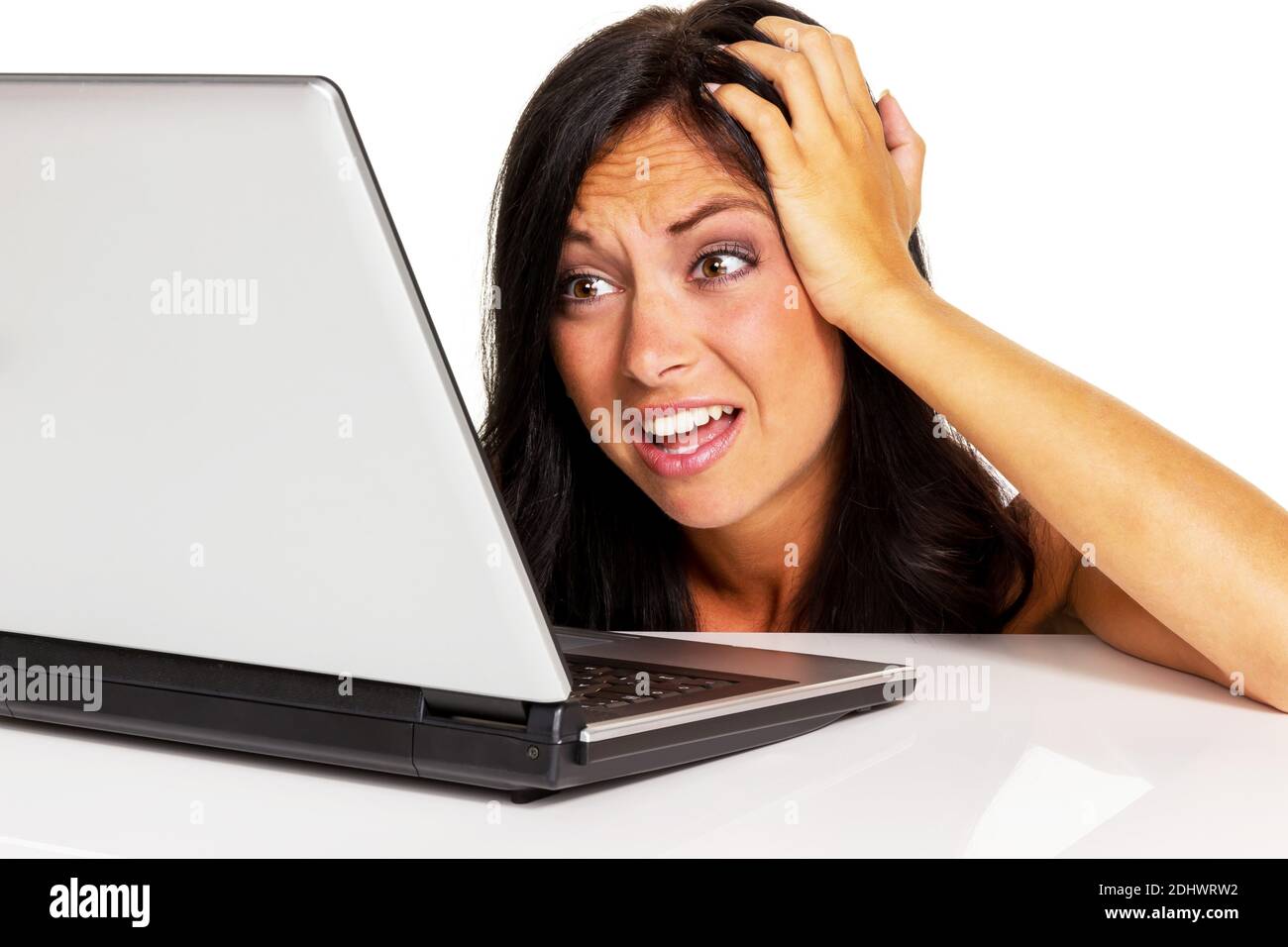 Junge Frau mit Laptop ist verzweifelt, fehlende Computer Kenntnisse, Banque D'Images
