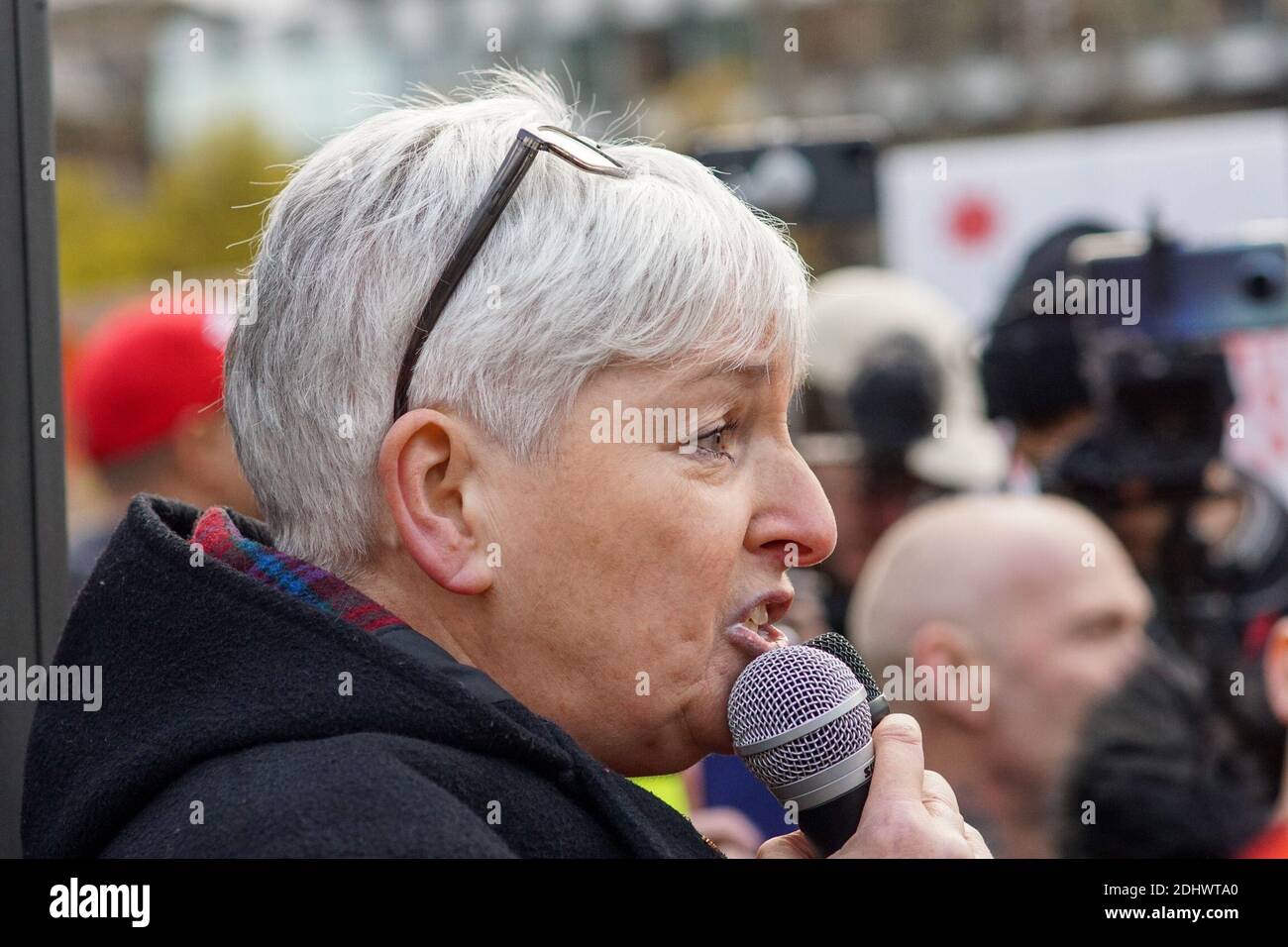 Manchester, Angleterre, Royaume-Uni. 12 décembre 2020. Rassemblement pour la liberté organisé sous le nom de « The North Unites » pour protester contre les blocages du coronavirus COVID-19 et les restrictions du système de mise à niveau. Une dame parle du virus COVID-19 qui, selon elle, est une forme de mal des radiations. Crédit : Callum Fraser/Alay Live News Banque D'Images