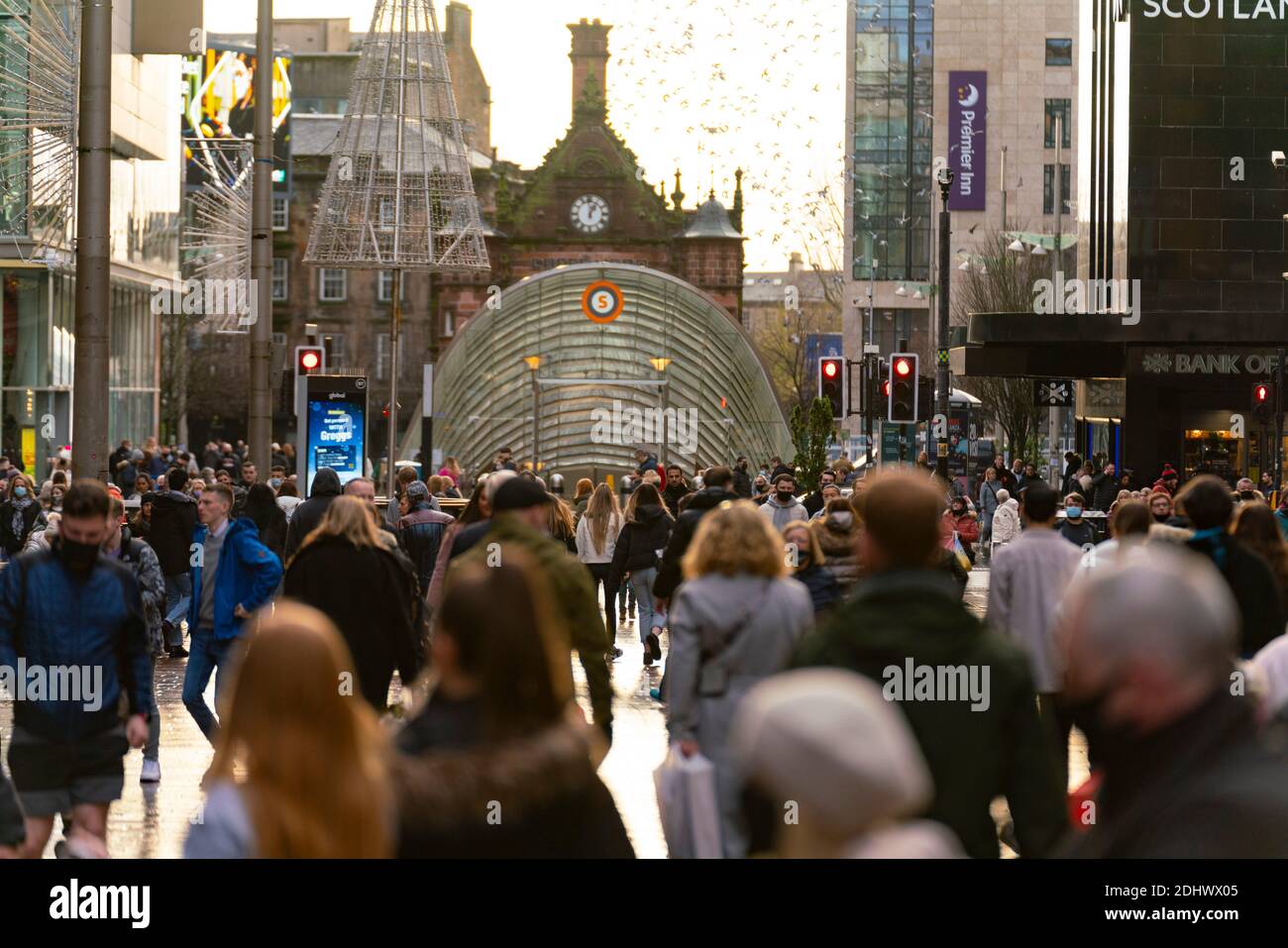 Glasgow, Écosse, Royaume-Uni. 12 décembre 2021. Le premier jour après le confinement de Glasgow réduit au niveau 3, les magasins du centre-ville sont ouverts et de nombreux amateurs de shopping de Noël sont vus dans les rues. Buchanan Street et Argyle Street sont particulièrement occupés. Iain Masterton/Alay Live News Banque D'Images