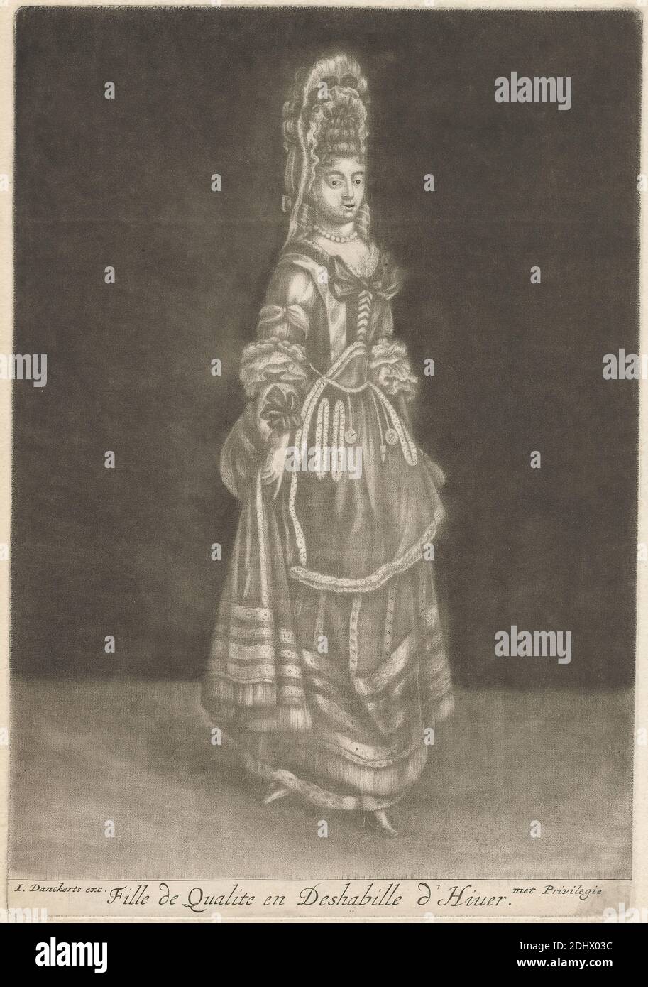 Fille de Qualite en Deshabille d'hiver, imprimé par Johan Danckerts, 1615–1681/7, néerlandais, non daté, Mezzotint sur papier légèrement épais, légèrement texturé, crème, feuille: 9 1/2 x 6 3/4 pouces (24.2 x 17.2 cm), plaque: 9 3/16 x 6 5/16 pouces (23.3 x 16 cm), et image: 8 3/4 x 6 5/16 pouces (22.2 x 16 cm), corsage, froid, costume, robe, broderie, hermine, français, fourrure, regard, sujet de genre, fille, illustration, collier, noble, pose, perruque, hiver, femme Banque D'Images