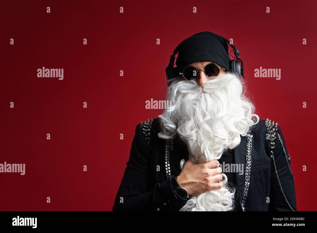 DJ Père Noël avec lunettes de soleil et casque à l'écoute de la musique de  Noël en train de s'amuser. Rock Party Time. Mariez Noël Photo Stock - Alamy