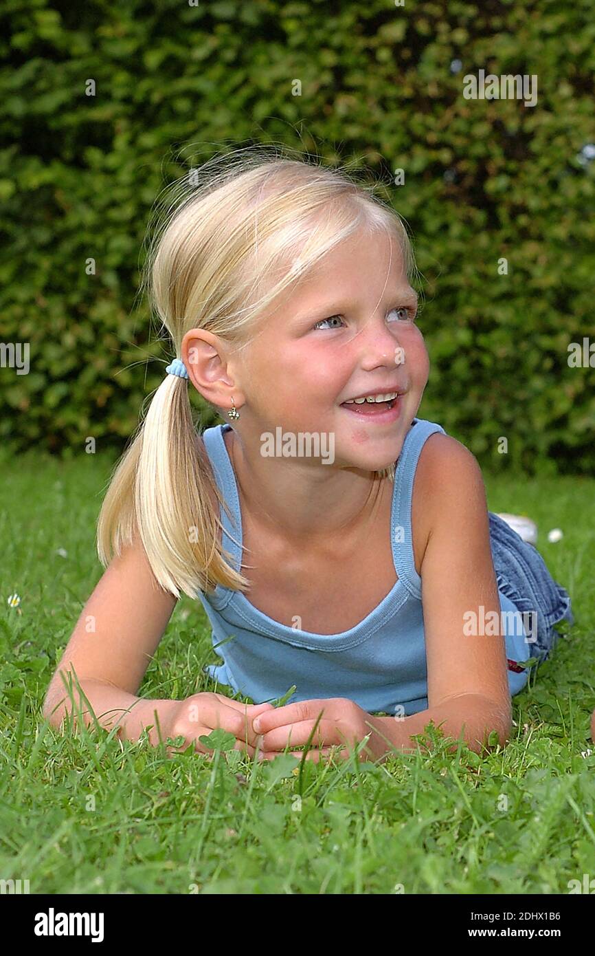 Ein Maedchen liegt auf einer Wiese, MR: Oui Banque D'Images