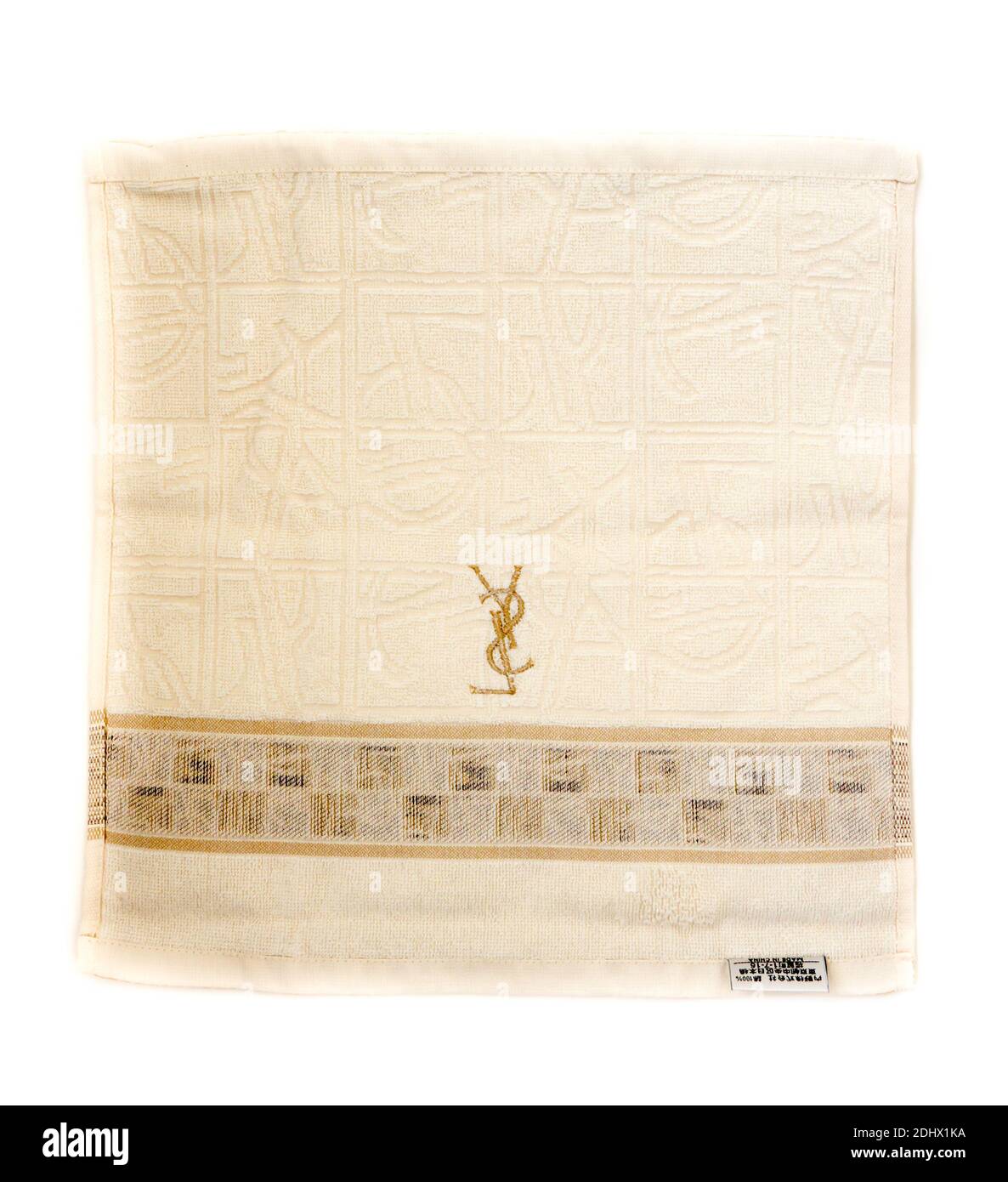 GOMEL, BÉLARUS - 11 DÉCEMBRE 2020 : Yves Saint Laurent serviette. Yves Saint Laurent YSL (également connu sous le nom de Saint Laurent Paris) est une maison de luxe. Banque D'Images