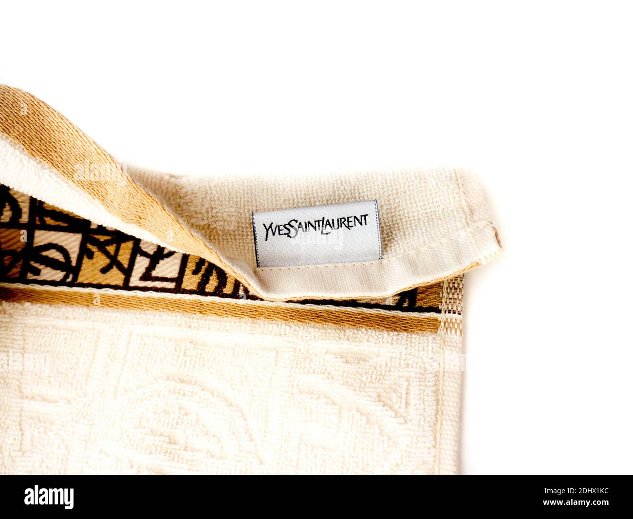 GOMEL, BÉLARUS - 11 DÉCEMBRE 2020 : Yves Saint Laurent serviette. Yves Saint Laurent YSL (également connu sous le nom de Saint Laurent Paris) est une maison de luxe. Banque D'Images