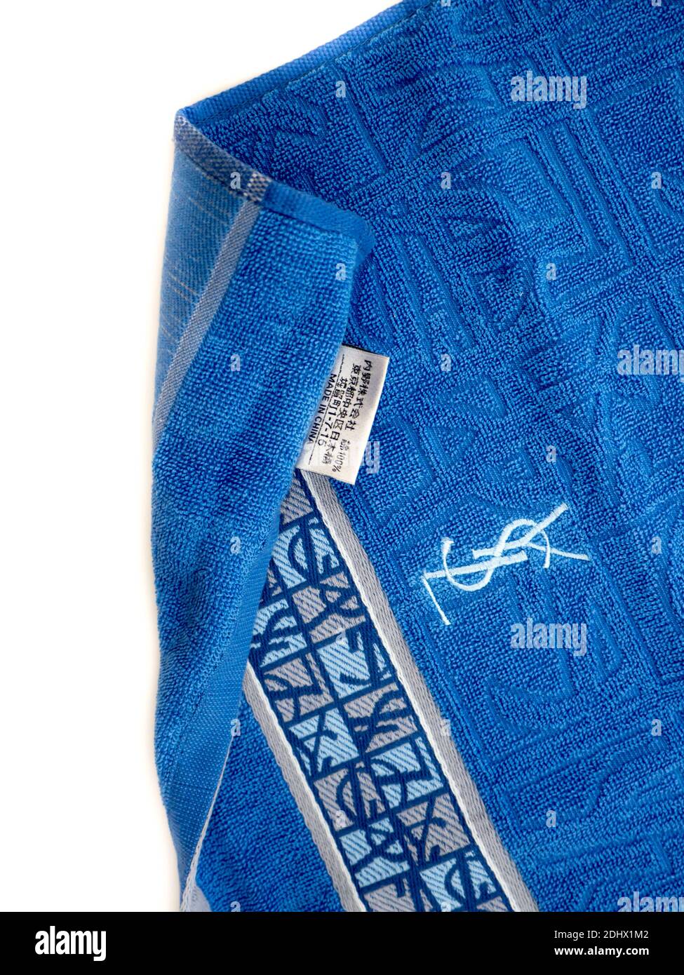 GOMEL, BÉLARUS - 11 DÉCEMBRE 2020 : Yves Saint Laurent serviette. Yves Saint Laurent YSL (également connu sous le nom de Saint Laurent Paris) est une maison de luxe. Banque D'Images