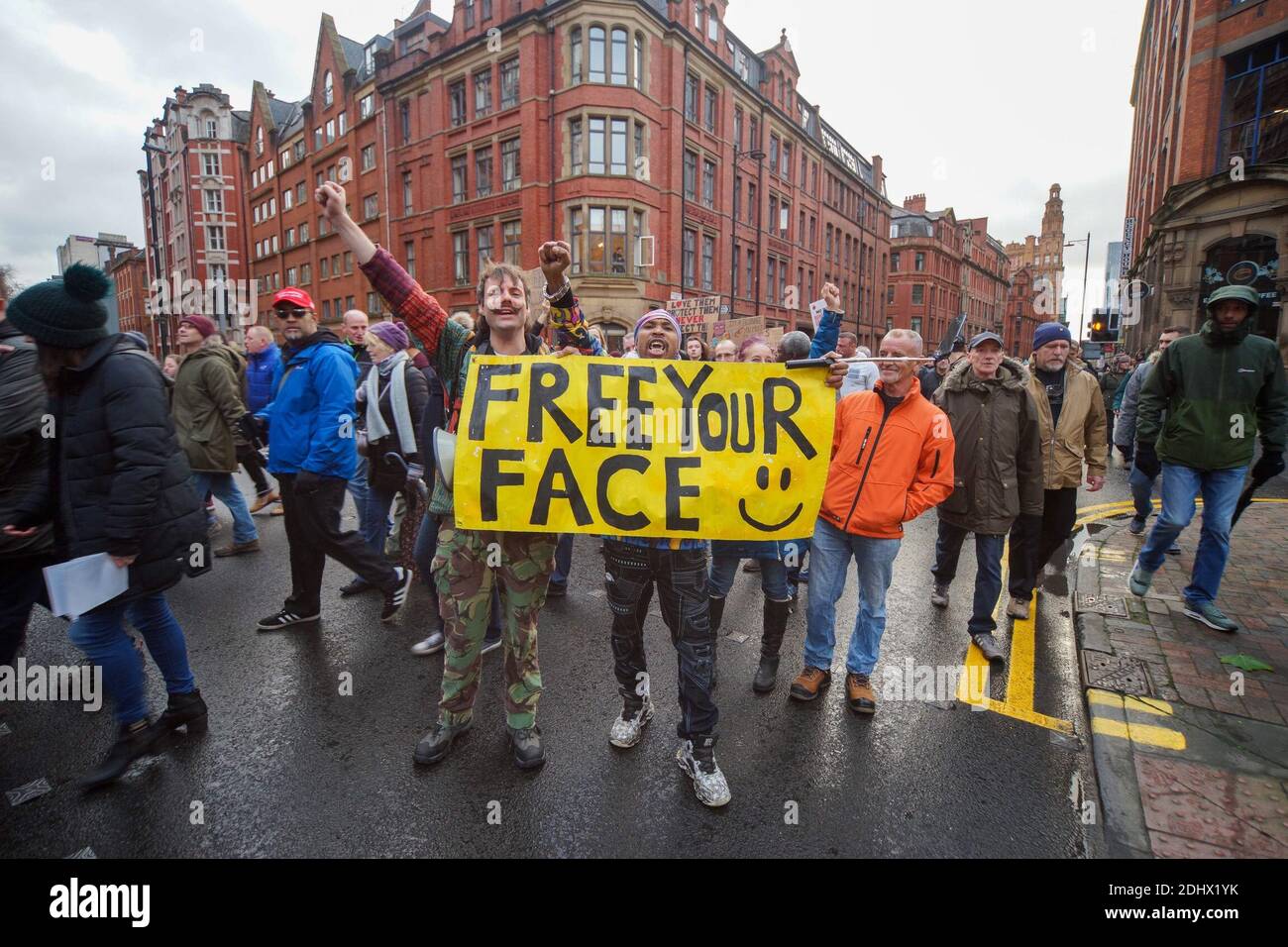 Manchester, Angleterre, Royaume-Uni. 12 décembre 2020. Rassemblement pour la liberté organisé sous le nom de « The North Unites » pour protester contre les blocages du coronavirus COVID-19 et les restrictions du système de mise à niveau. Une paire enthousiaste de manifestants tient une bannière disant "libérez votre visage" en référence au retrait d'un masque. Crédit : Callum Fraser/Alay Live News Banque D'Images