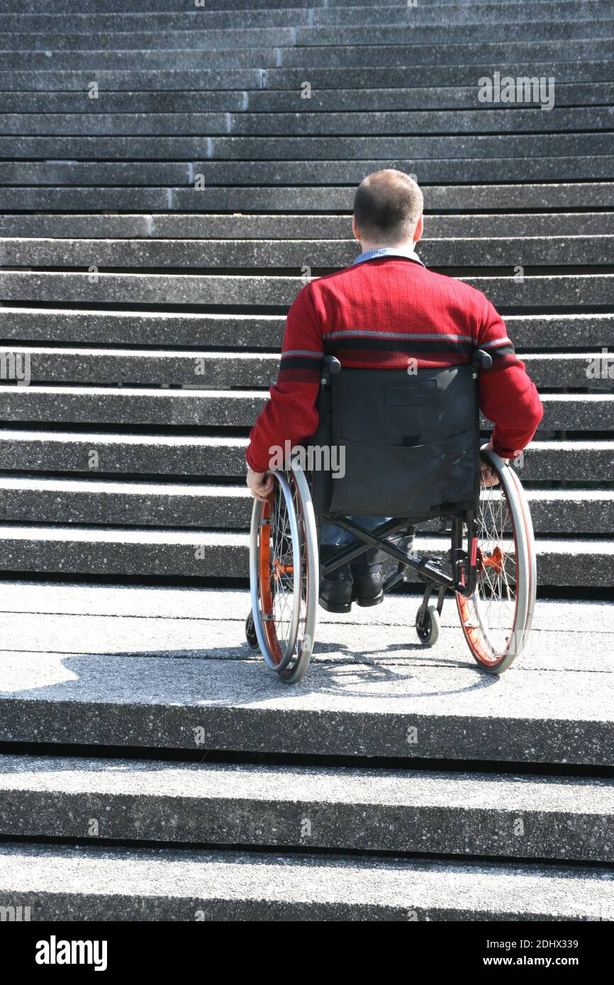 Rollstuhlfahrer Hat Probleme mit einer Treppe, MR: Oui Banque D'Images
