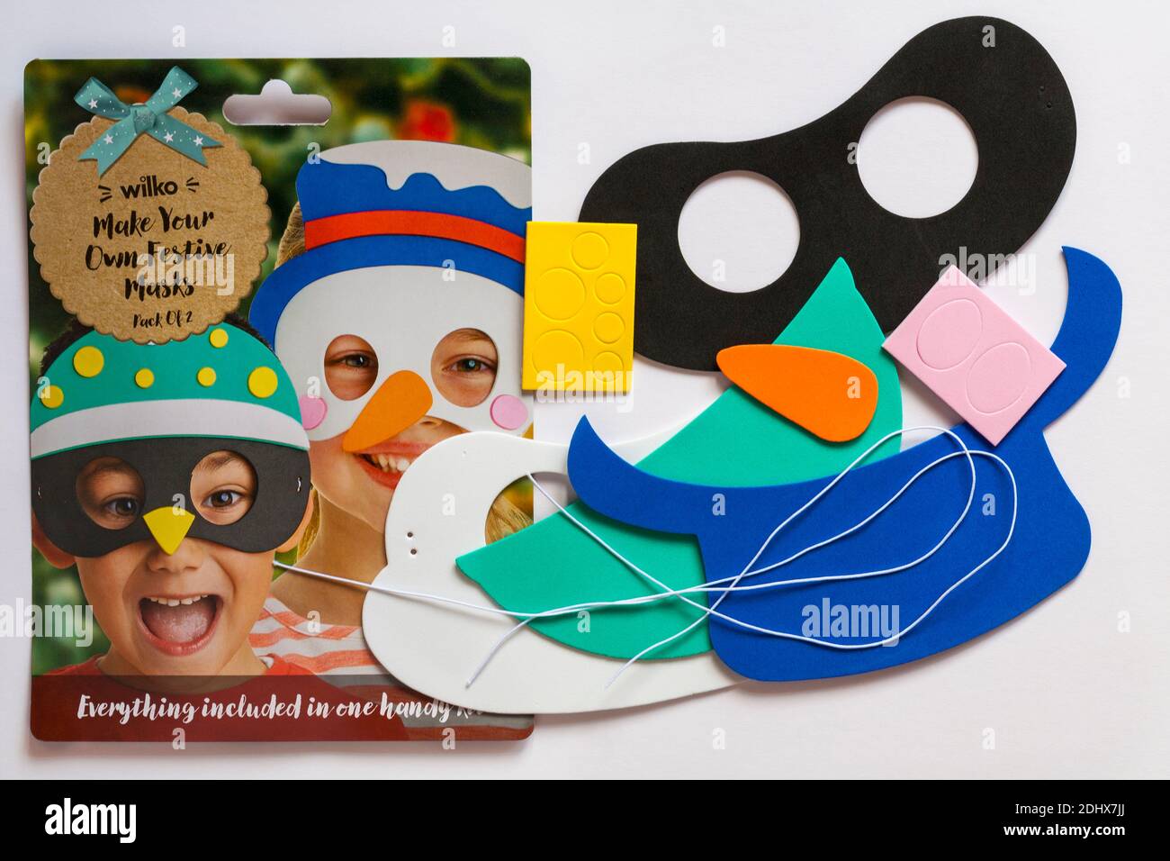 Wilko faites vos propres masques de fête avec le contenu retiré isolé sur fond blanc - tout est inclus dans un kit pratique Banque D'Images