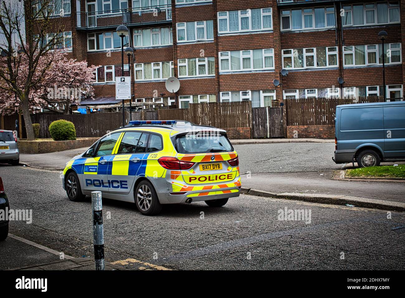 Grande-Bretagne / Angleterre /Londres /voiture de police passant devant l'église Estate ,Londres NW 10 . Banque D'Images