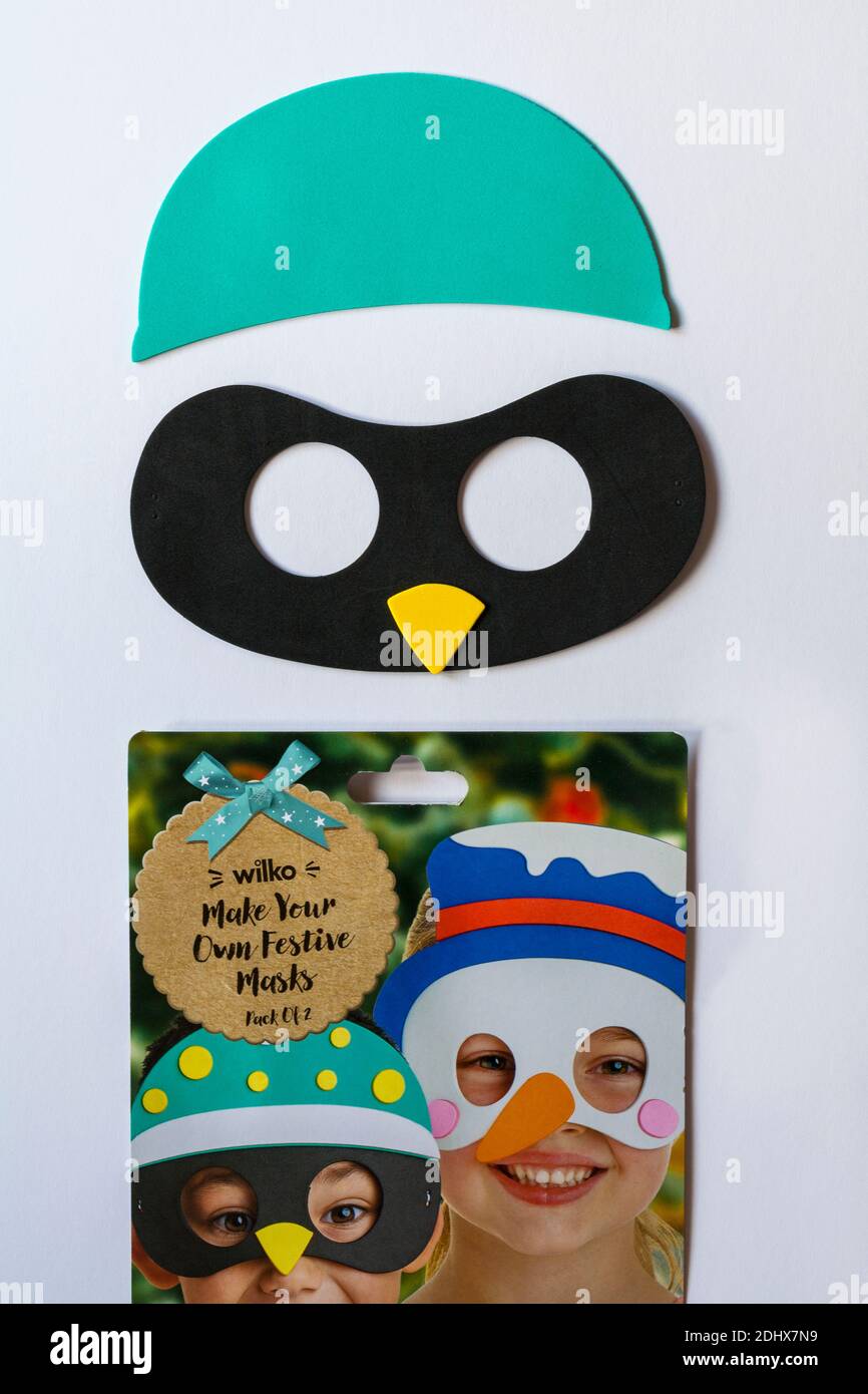 Wilko Make Your Own festive Masks with contents removed set sur fond blanc - tout est inclus dans un kit pratique Banque D'Images