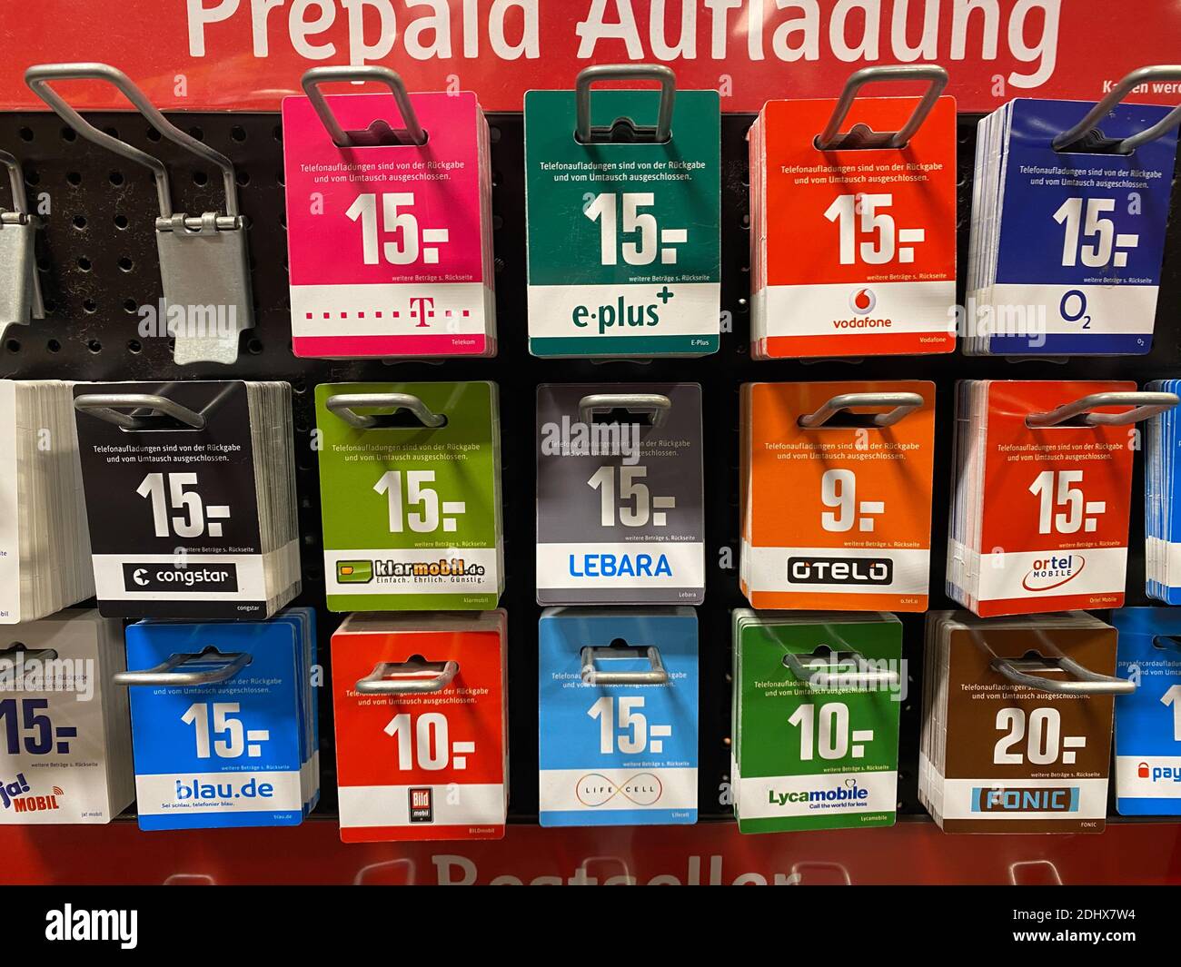 Viersen, Allemagne - novembre 9. 2020: Voir sur le téléphone coupon cartes  de recharge prépayées de différents fournisseurs dans l'étagère du  supermarché allemand (focus mainl Photo Stock - Alamy
