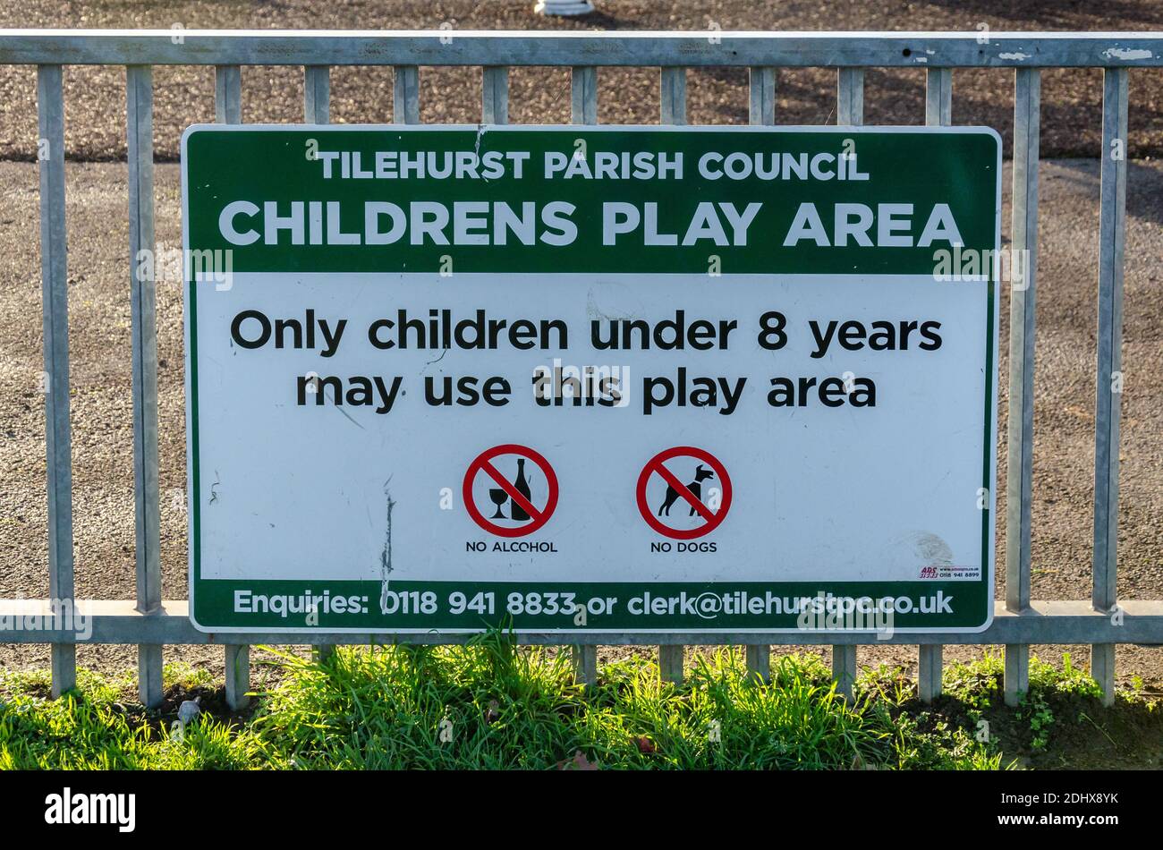 Un panneau attaché aux rails métalliques d'un terrain de jeu pour enfants à Tilehurst, Reading, Royaume-Uni, donne des détails sur une limite d'âge et d'autres restrictions Banque D'Images
