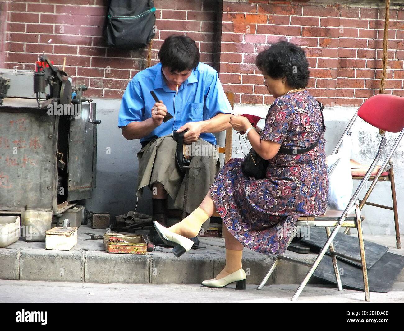 China LIFE, réparation de chaussures de rue, Dianchi Road, Shanghai Banque D'Images