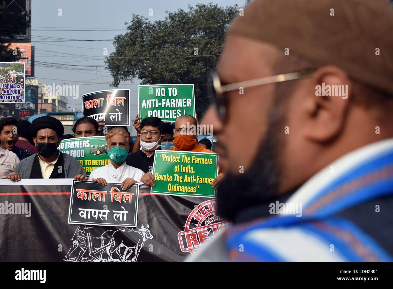 Kolkata, Inde. 12 décembre 2020. Différents chefs religieux tiennent des pancartes et des banderoles dans un rassemblement de protestation pour soutenir les agriculteurs contre les récentes réformes agricoles à Kolkata. {photo par Sudipta Das/Pacific Press) Credit: Pacific Press Media production Corp./Alay Live News Banque D'Images