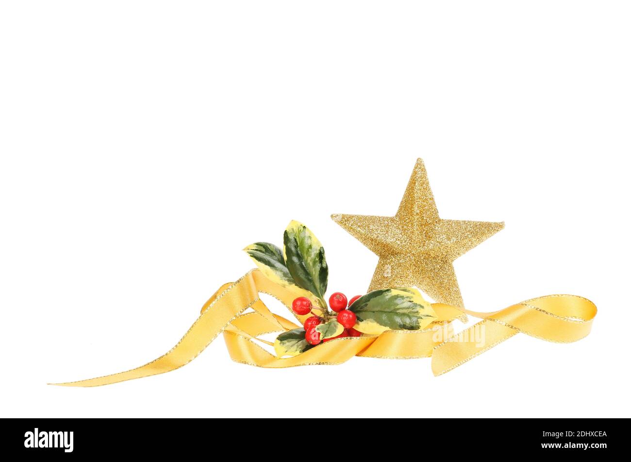 Motif de Noël, étoile dorée avec ruban doré en spirale et houx varié isolé du blanc Banque D'Images