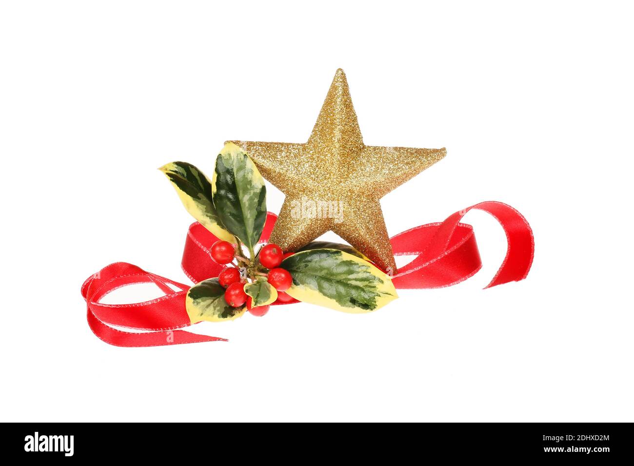 Motif de Noël, étoile dorée scintillante avec ruban rouge et houx varié isolé du blanc Banque D'Images