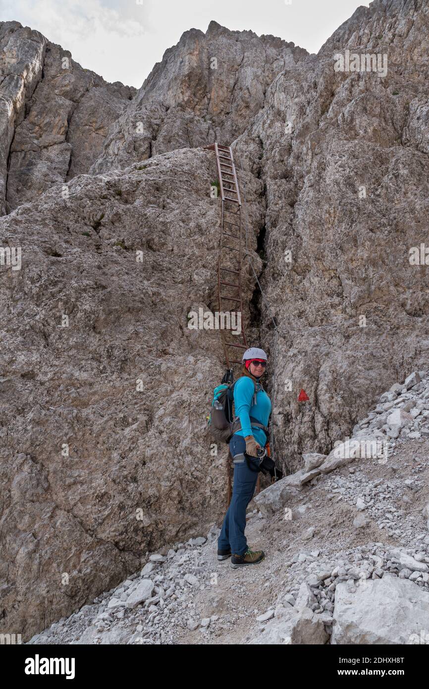 Les femmes de Mountaineer veulent grimper à la via ferrata de la montagne croda rossa aux magnifiques formations rocheuses des Dolomites. Banque D'Images