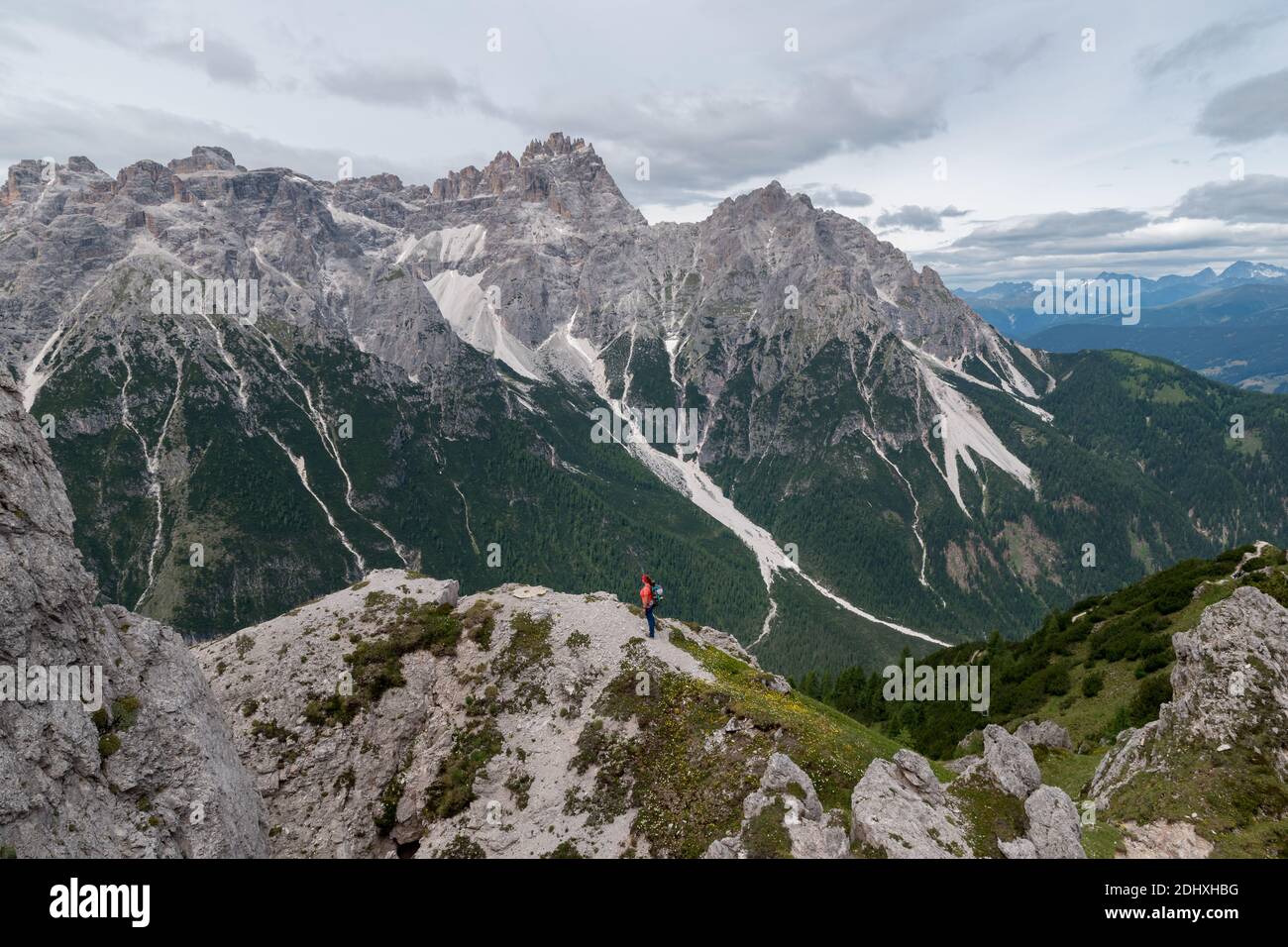 Vue sur la vallée de Val Fiscalina à Sesto avec un Les femmes de mountaineer et les magnifiques formations rocheuses de l'UNESCO Patrimoine mondial des Dolomites Banque D'Images