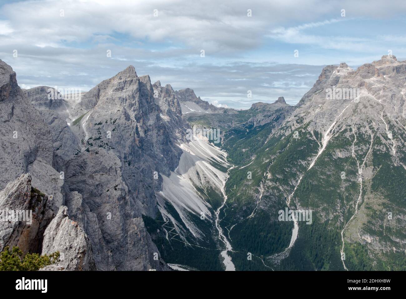 Vue sur la vallée de Val Fiscalina à Sesto avec les magnifiques formations rocheuses du patrimoine mondial de l'UNESCO des Dolomites. Banque D'Images