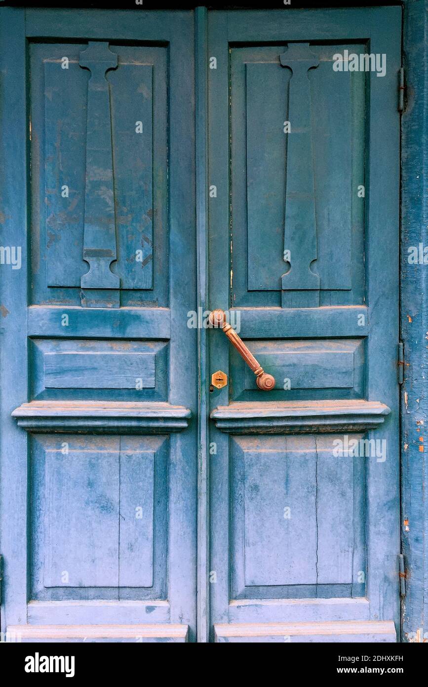 Ancienne porte bleue avec poignée en laiton dans une ancienne maison abandonnée. Gros plan. À l'extérieur. Banque D'Images