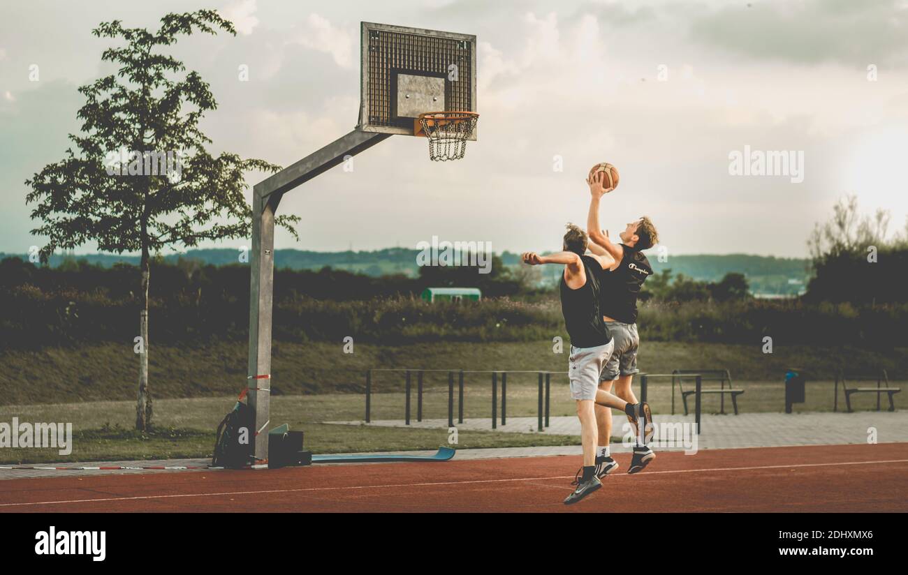 joueur de basket-ball un sur un Banque D'Images