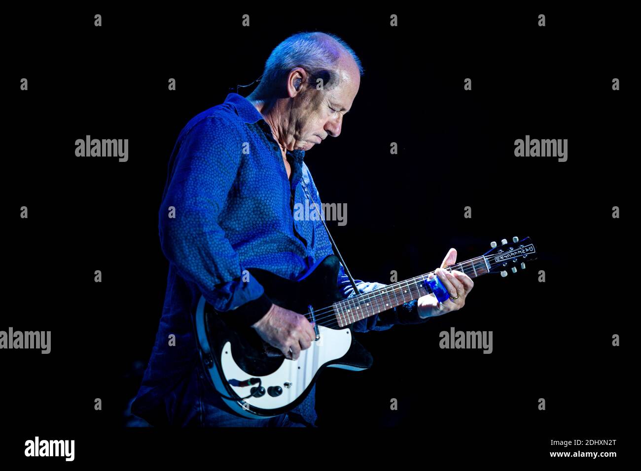 Mark Knopfler, chanteur britannique, auteur-compositeur et musicien de blues-rock, interprète en direct au festival de musique italien Collisioni 2015. Mark Knopfler est également connu comme le chanteur principal du groupe de rock dire Straits. Banque D'Images