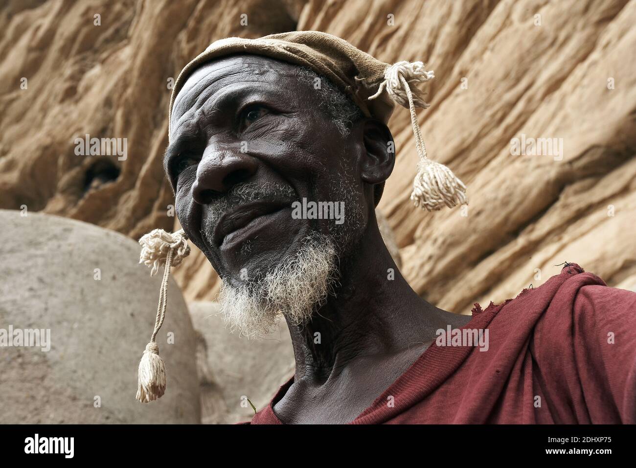 Un aîné du village Bani Hameau de la région Dogon, Mali, Afrique de l’Ouest, incarne la sagesse et le patrimoine culturel de cette communauté historique. Banque D'Images