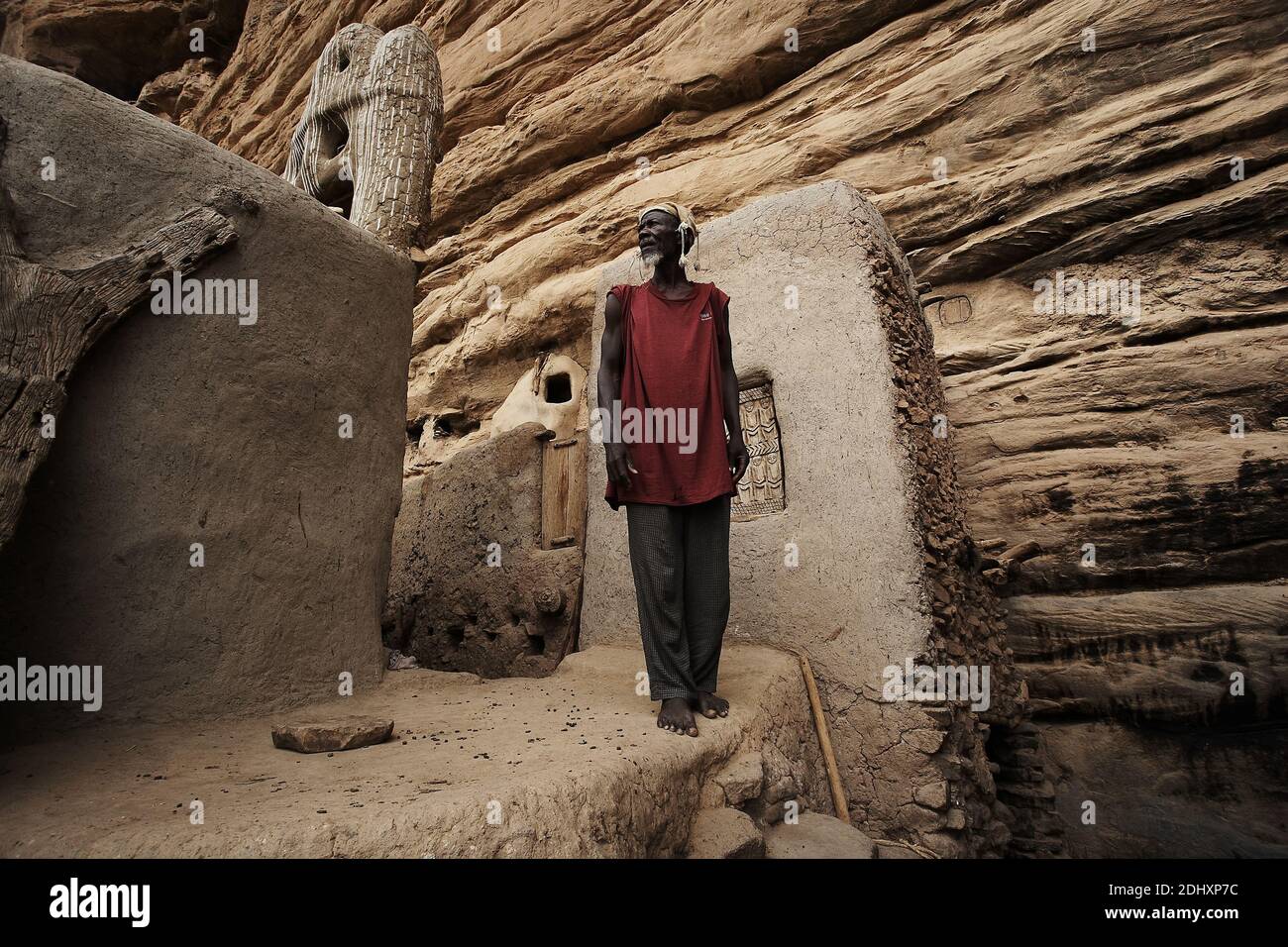Un aîné du village Bani Hameau de la région Dogon, Mali, Afrique de l’Ouest, incarne la sagesse et le patrimoine culturel de cette communauté historique. Banque D'Images