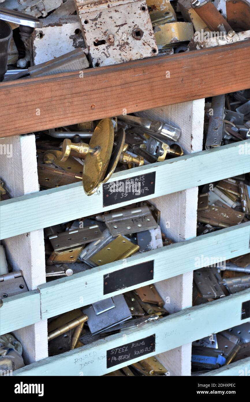 Boutons de porte et quincaillerie à vendre lors de la réutilisation et de la restauration Centre de Berkeley en Californie et est libre d'utilisation Banque D'Images