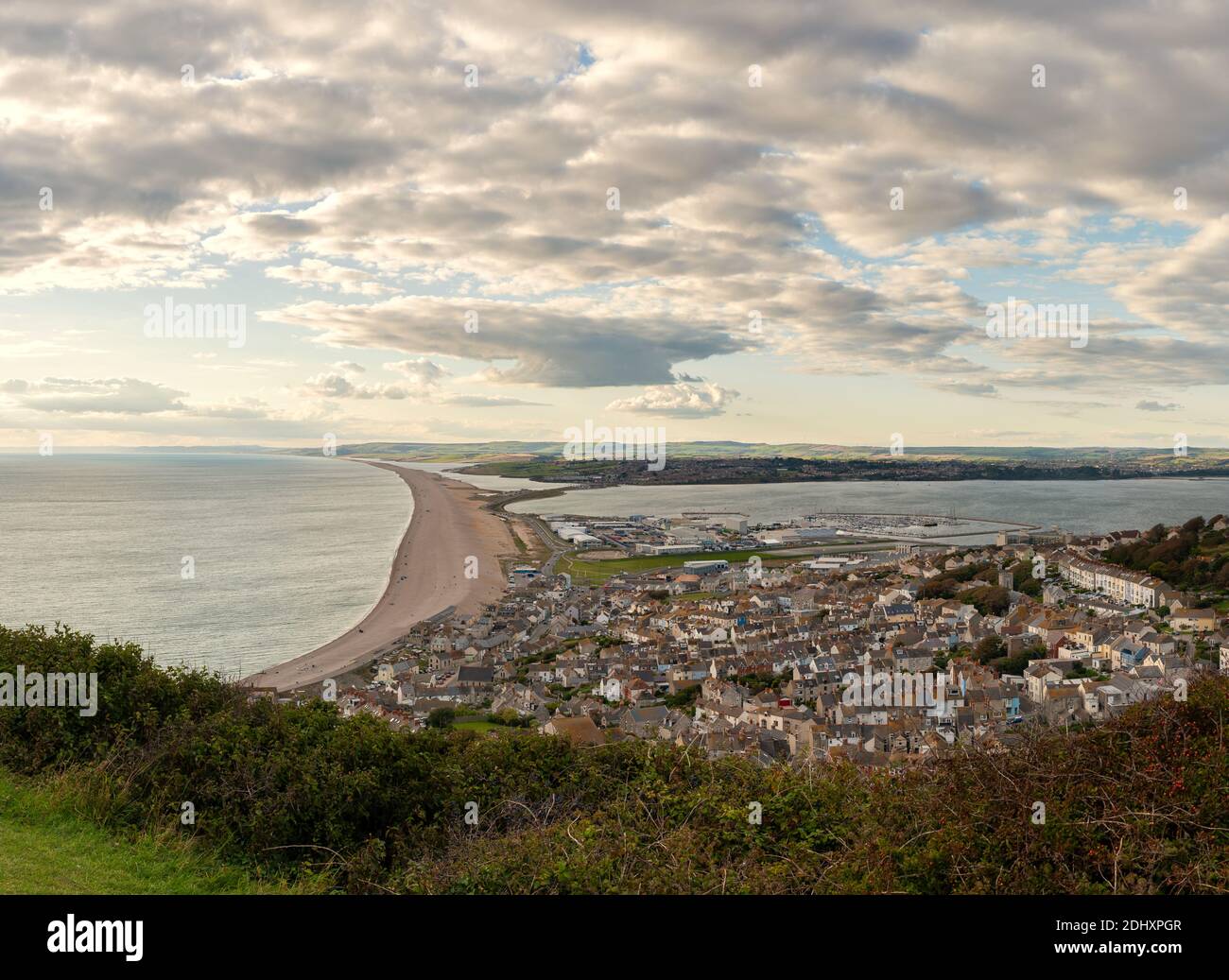 Fortuneswell village sur l'île de Portland à Dorset avec une longue bande de Chesil plage. Grande-Bretagne. Banque D'Images