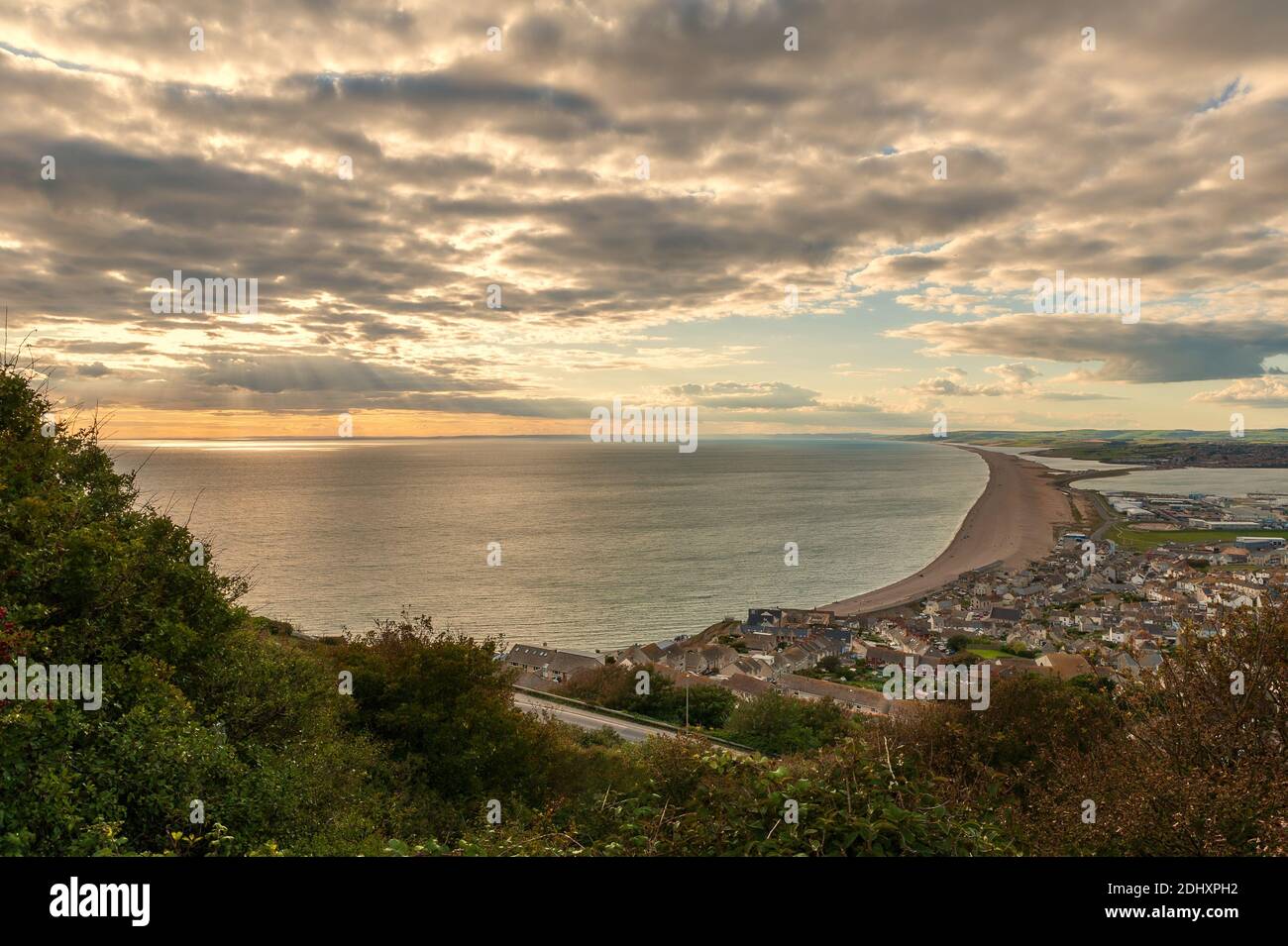 Fortuneswell village sur l'île de Portland à Dorset avec une longue bande de Chesil plage. Grande-Bretagne. Banque D'Images
