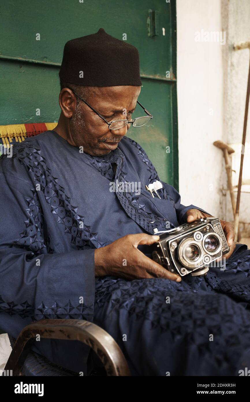 Le photographe malien Malik Sidibe dans son studio à Bamako, Mali, Afrique de l'Ouest. Banque D'Images