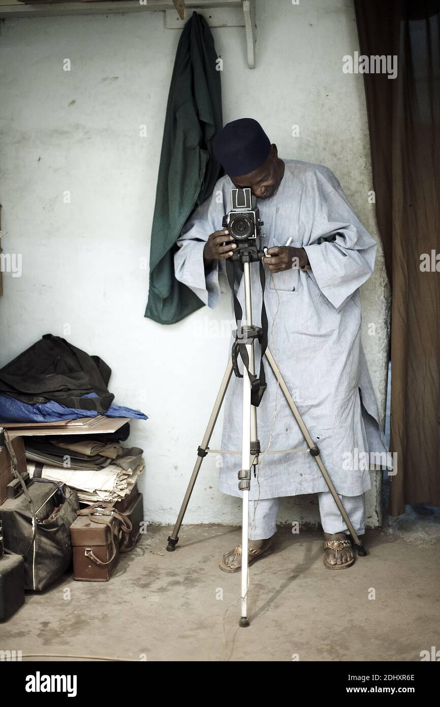 Le célèbre photographe malien Malick Sidibé est photographié dans son atelier à Bamako. Banque D'Images