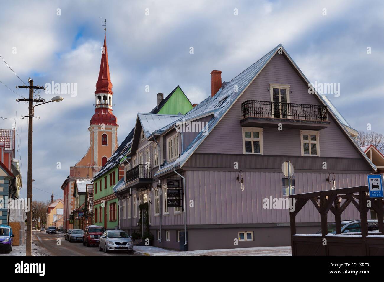 Parnu, Estonie - 18 janvier 2019 : rue Kuninga avec vue sur l'église Sainte-Élisabeth Banque D'Images