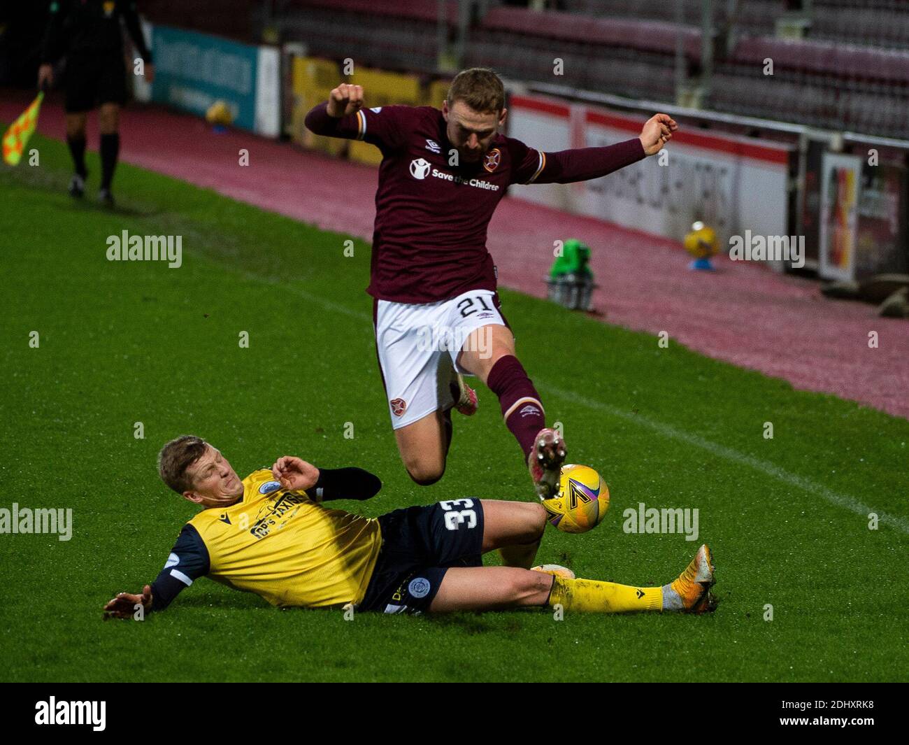 Scottish Championship - Heart of Midlothian / Queen of the South. Tynecastle Park, Édimbourg, Midlothian, Royaume-Uni. 12 décembre 2020. Les cœurs accueillent Queen of the South au championnat écossais de Tynecastle Park, à Édimbourg. Pic shows: La reine de la réserve du Sud, Wullie Gibson, Tackles HeartsÕ Stephen Kingsley. Crédit : Ian Jacobs/Alay Live News Banque D'Images