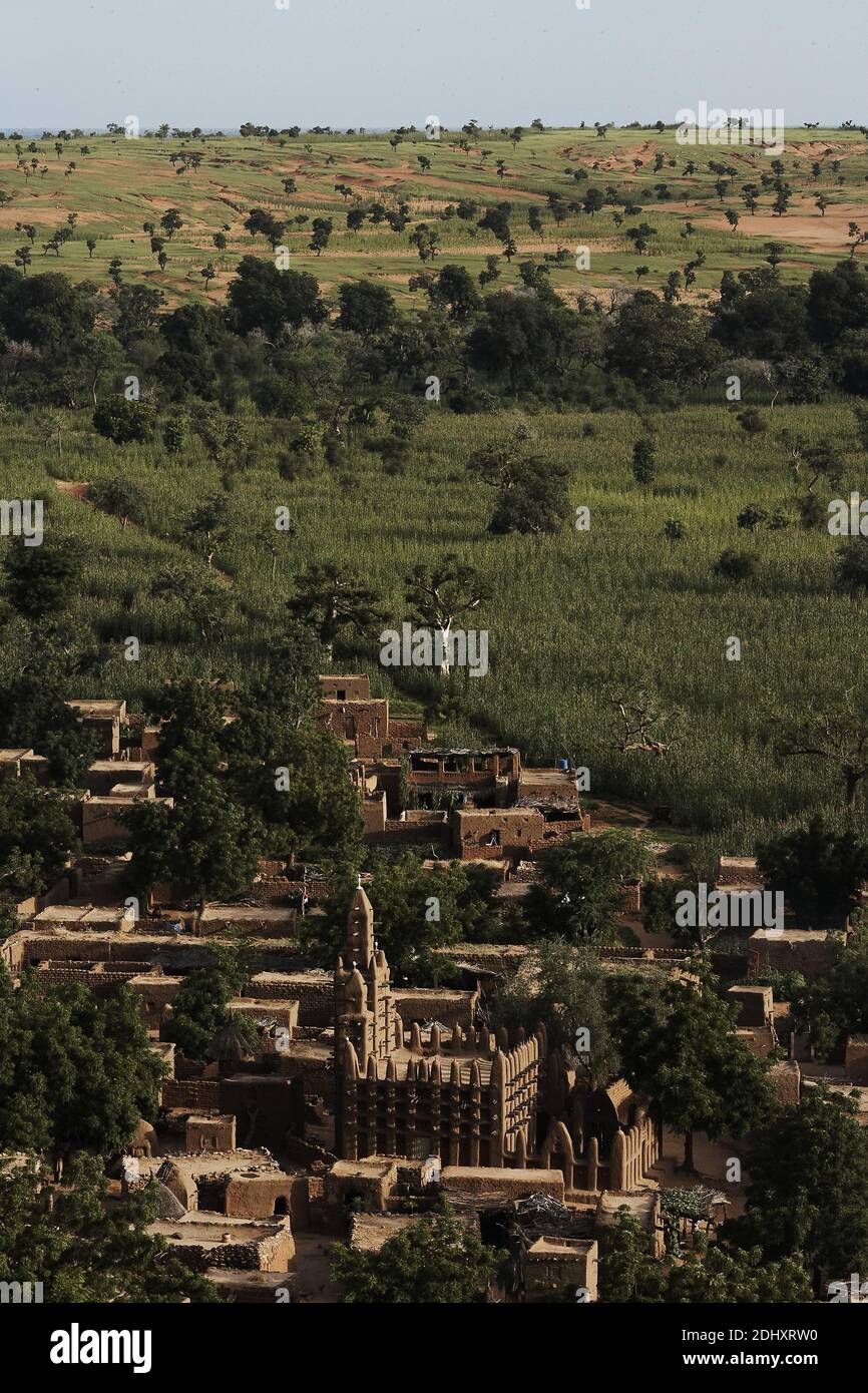 Afrique /Mali/ pays Dogon/le nouveau village de Teli avec une belle mosquée de boue sous les vieilles habitations abandonnées de falaise Banque D'Images