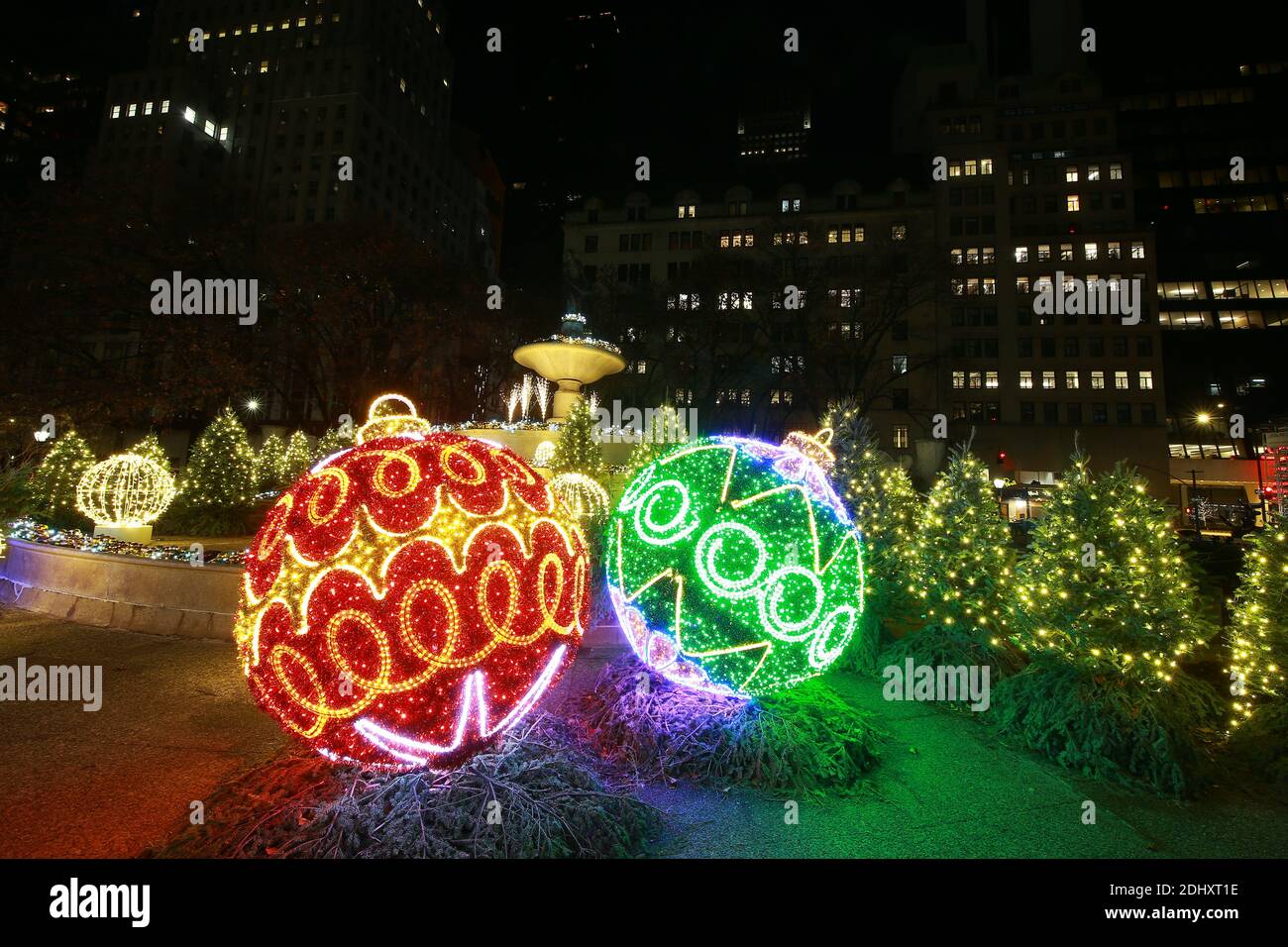 La fontaine Pulitzer est recouverte de magnifiques ornements et d'arbres de Noël en face du Grand Army Plaza de New York. (Photo : Gordon Donovan) Banque D'Images