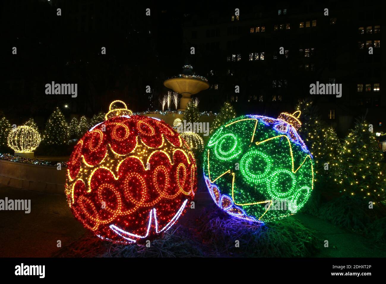 La fontaine Pulitzer est recouverte de magnifiques ornements et d'arbres de Noël en face du Grand Army Plaza de New York. (Photo : Gordon Donovan) Banque D'Images
