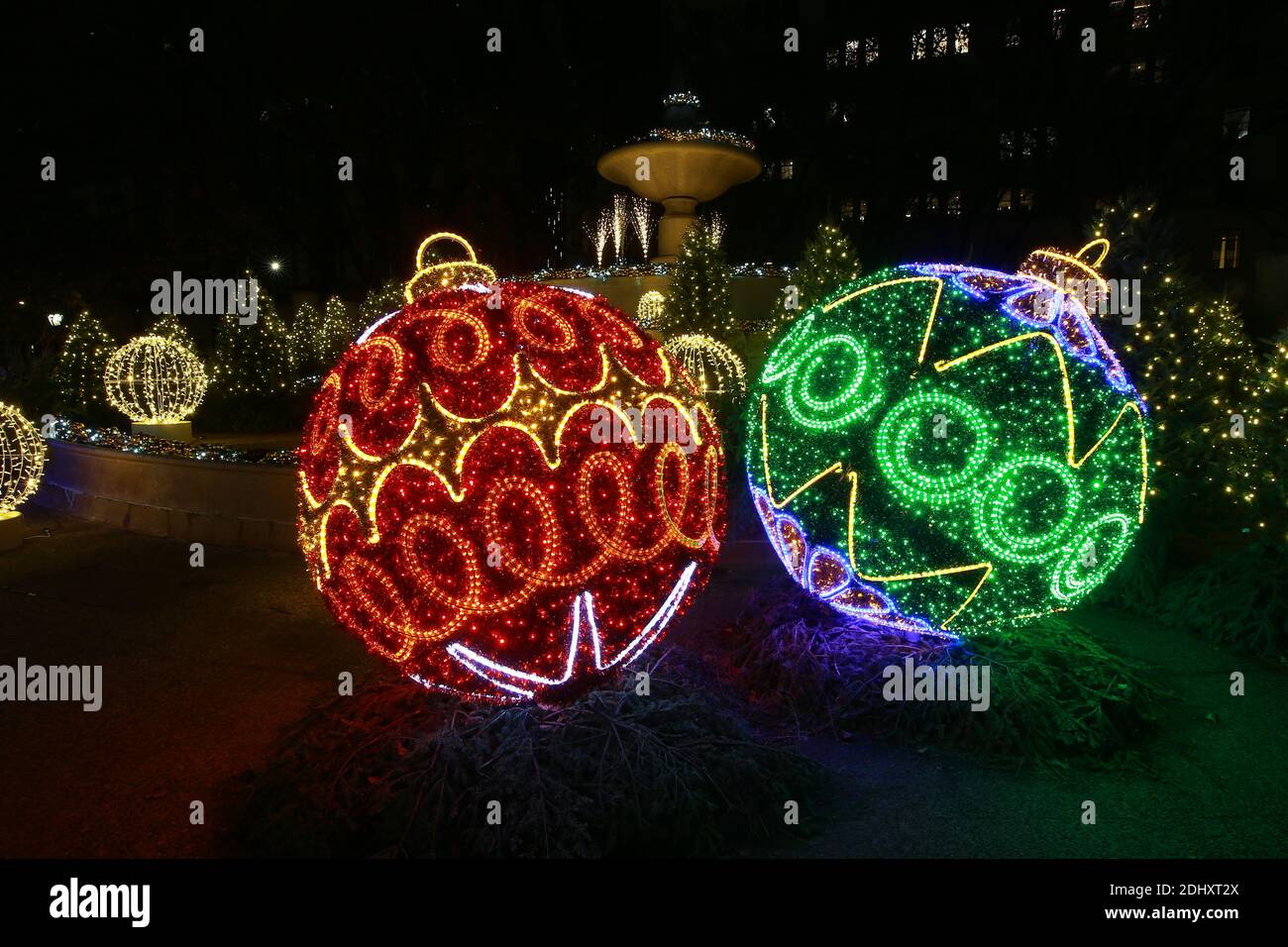 La fontaine Pulitzer est recouverte de magnifiques ornements et d'arbres de Noël en face du Grand Army Plaza de New York. (Photo : Gordon Donovan) Banque D'Images