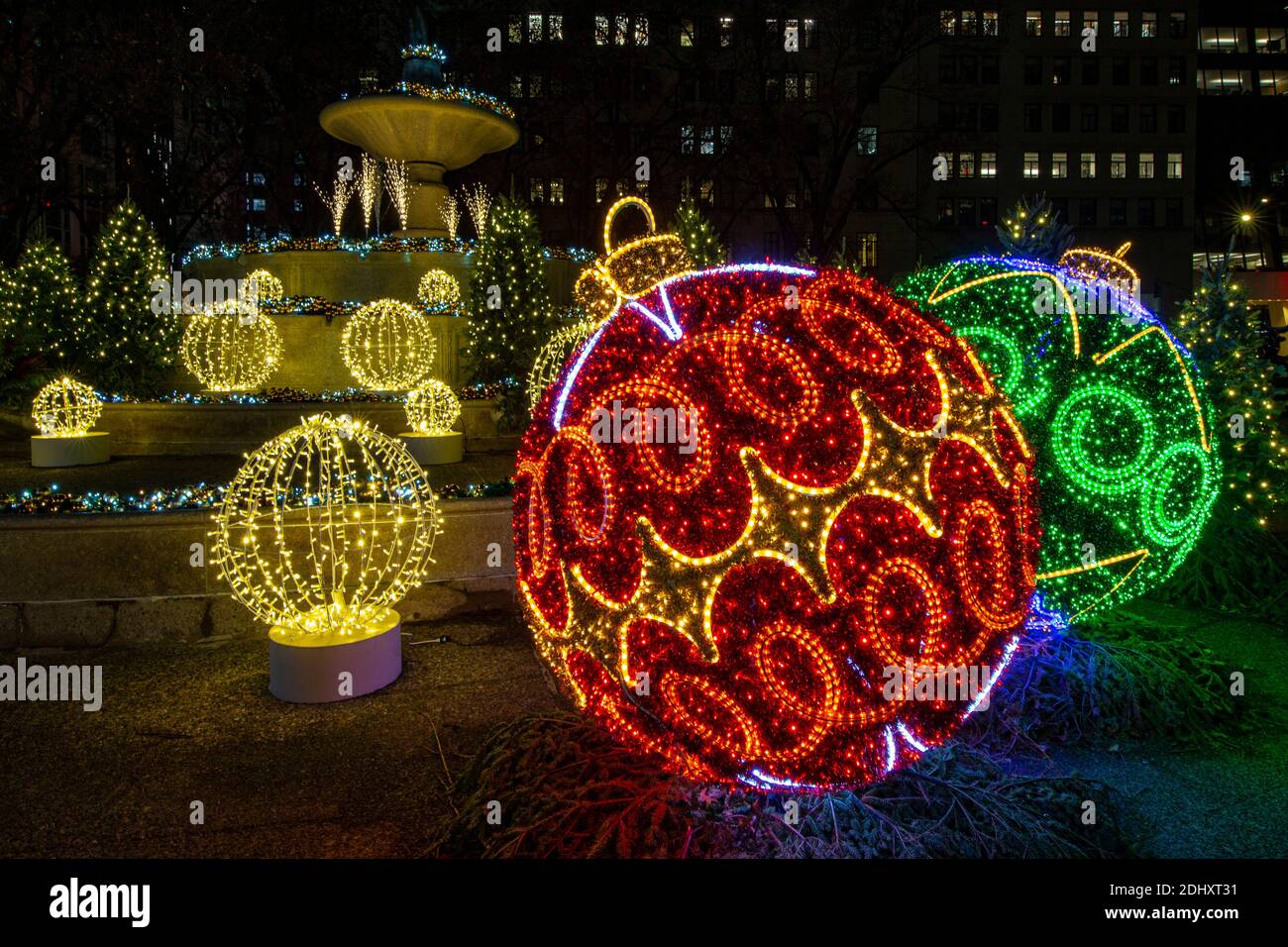 La fontaine Pulitzer est recouverte de magnifiques ornements et d'arbres de Noël en face du Grand Army Plaza de New York. (Photo : Gordon Donovan) Banque D'Images