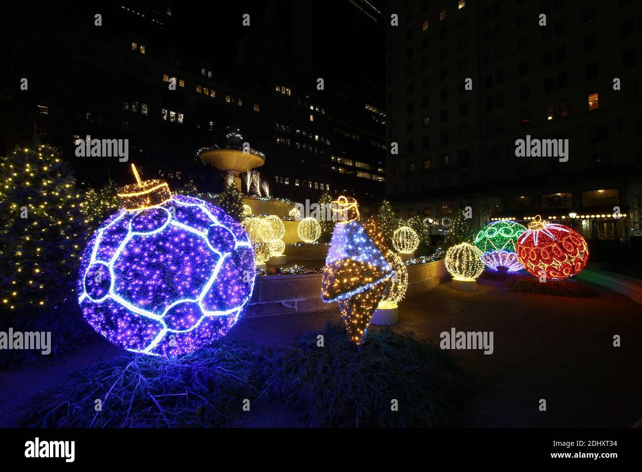 La fontaine Pulitzer est recouverte de magnifiques ornements et d'arbres de Noël en face du Grand Army Plaza de New York. (Photo : Gordon Donovan) Banque D'Images