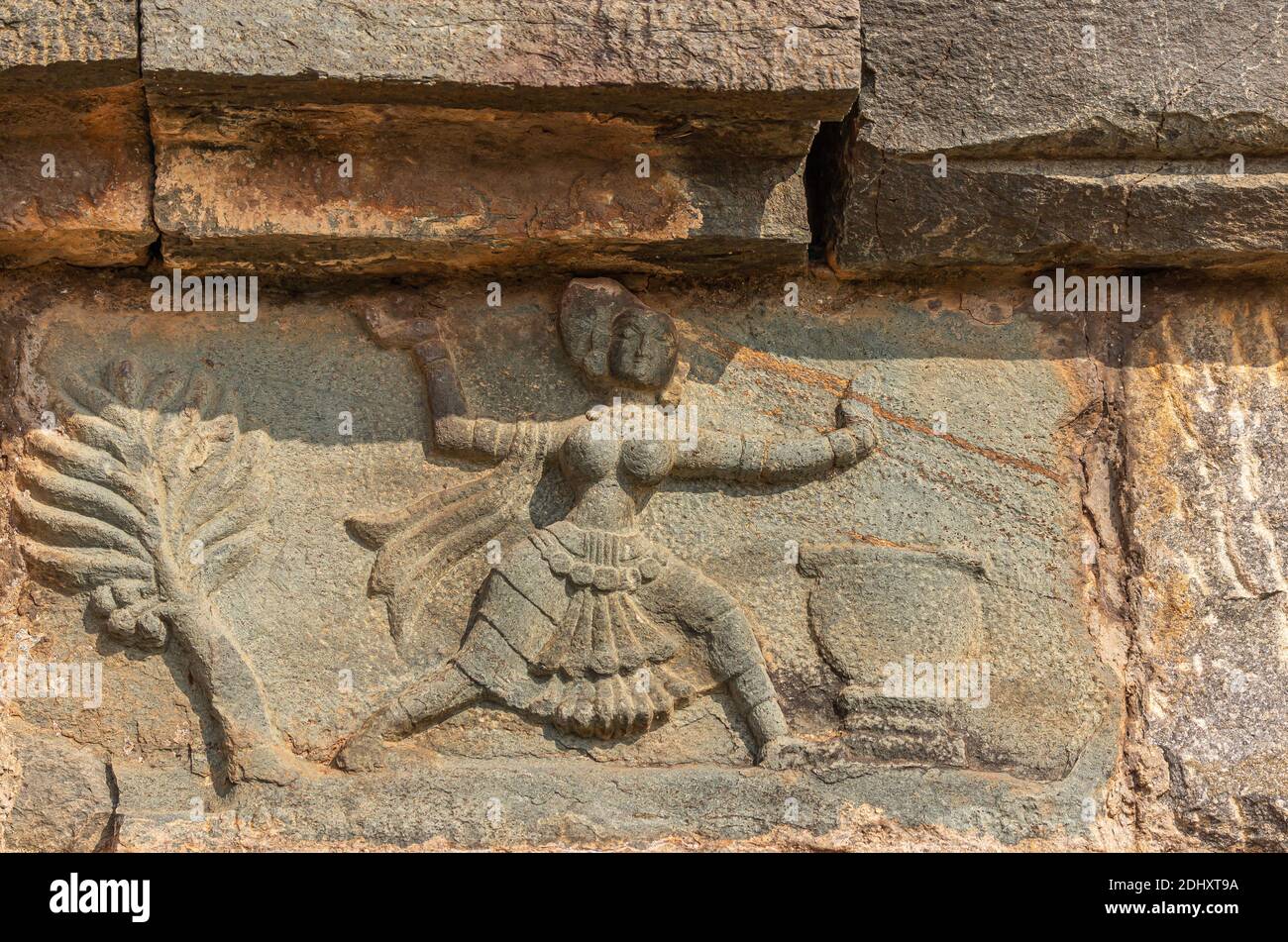 Hampi, Karnataka, Inde - 4 novembre 2013 : sculpture murale sur pierre à l'enceinte royale. Gros plan de la fresque en pierre grise avec femme dansante aux bras Banque D'Images