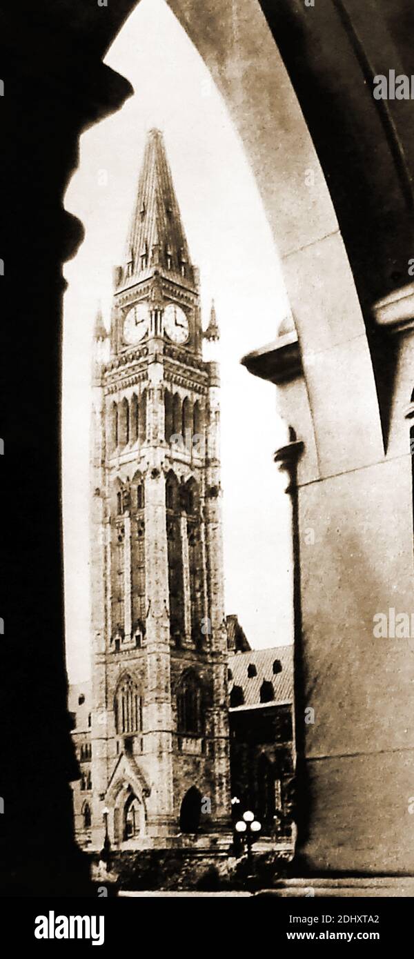 Juillet 1932 . Une ancienne photographie de la Tour de la victoire au centre des édifices du Parlement, Ottawa, Canada. Il est également connu sous le nom de Tour de la paix ; Tour de la paix ; Tour de la victoire et de la paix et Tour de victoire et de paix. La tour a remplacé la tour Victoria originale de 55 mètres (180 pi) qui a brûlé en 1916, ainsi que la plus grande partie de l'édifice du Centre. La Bibliothèque du Parlement a survécu. Il est maintenant une icône canadienne et a été mis en évidence sur les billets canadiens de vingt dollars. La tour est un campanile gothique (Carillon) conçu par Jean Omer Marchand et John A. Pearson. Banque D'Images Juillet 1932 . Une ancienne photographie de la Tour de la victoire au centre des édifices du Parlement, Ottawa, Canada. Il est également connu sous le nom de Tour de la paix ; Tour de la paix ; Tour de la victoire et de la paix et Tour de victoire et de paix. La tour a remplacé la tour Victoria originale de 55 mètres (180 pi) qui a brûlé en 1916, ainsi que la plus grande partie de l'édifice du Centre. La Bibliothèque du Parlement a survécu. Il est maintenant une icône canadienne et a été mis en évidence sur les billets canadiens de vingt dollars. La tour est un campanile gothique (Carillon) conçu par Jean Omer Marchand et John A. Pearson. Banque D'Images
