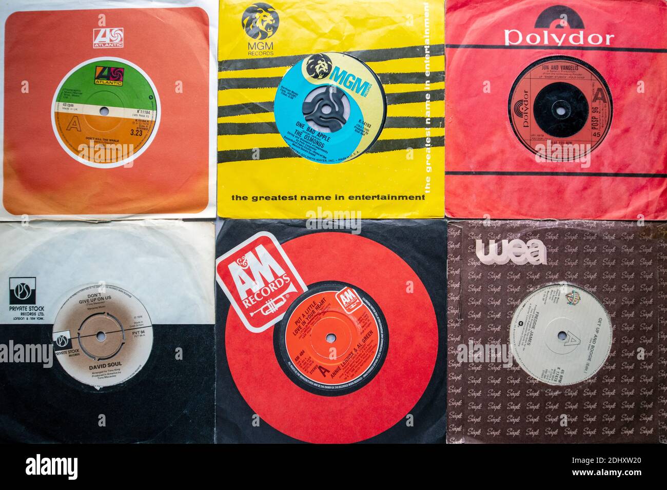 Sélection de lits simples de sept pouces sur vinyle avec pochettes en papier d'origine Banque D'Images