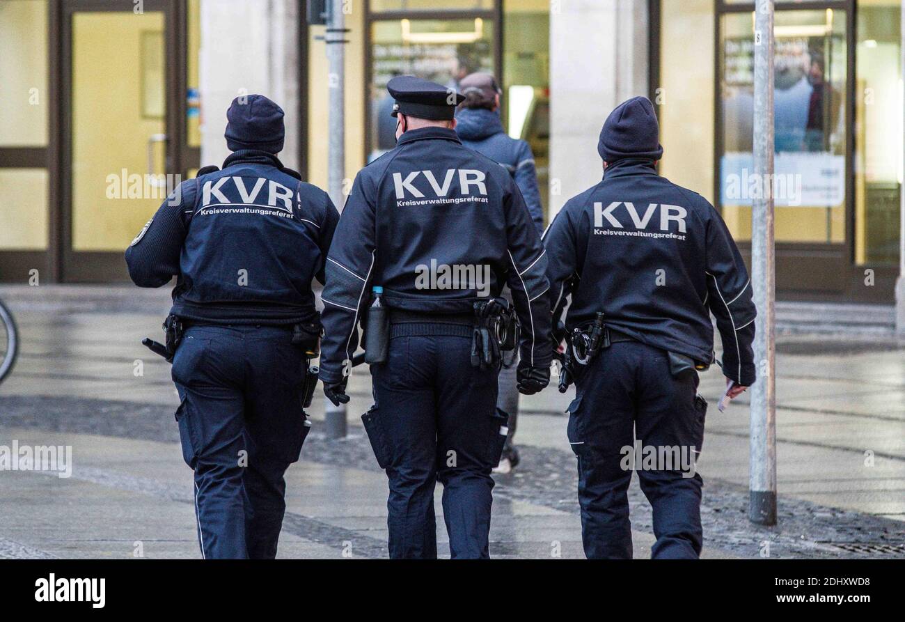 Munich, Bavière, Allemagne. 12 décembre 2020. Les membres du Kreisverwaltungsreferat de Munich (bureaux de comté) qui patrouillent le centre-ville pour les personnes ne portant pas de masques. Les acheteurs de Munich, en Allemagne, se rassemblent dimanche dans la zone piétonne du centre-ville à la veille d'une rencontre entre la chancelière Angela Merkel et les ministres-présidents des États allemands. L'attente est un verrouillage national en Allemagne qui sera levé, au plus tôt, le 10 janvier. Malgré un verrouillage partiel, les nouvelles infections du coronavirus ont régulièrement augmenté et le manque de conformité avec la distanciation et le régul de masque Banque D'Images