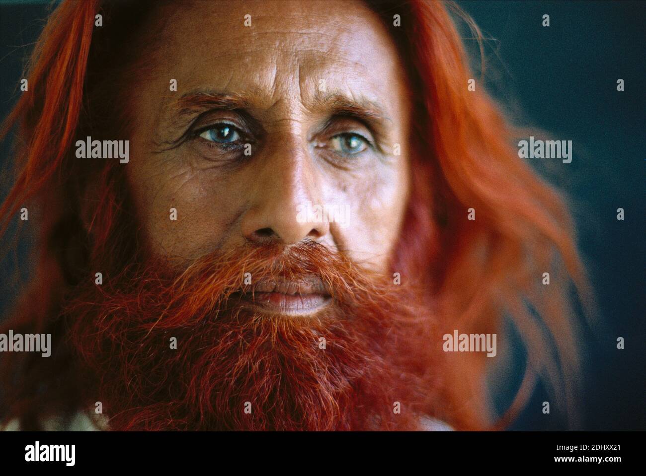 Homme aux cheveux rouges avec les yeux bleus et la barbe rouge Sindh, Pakistan Banque D'Images