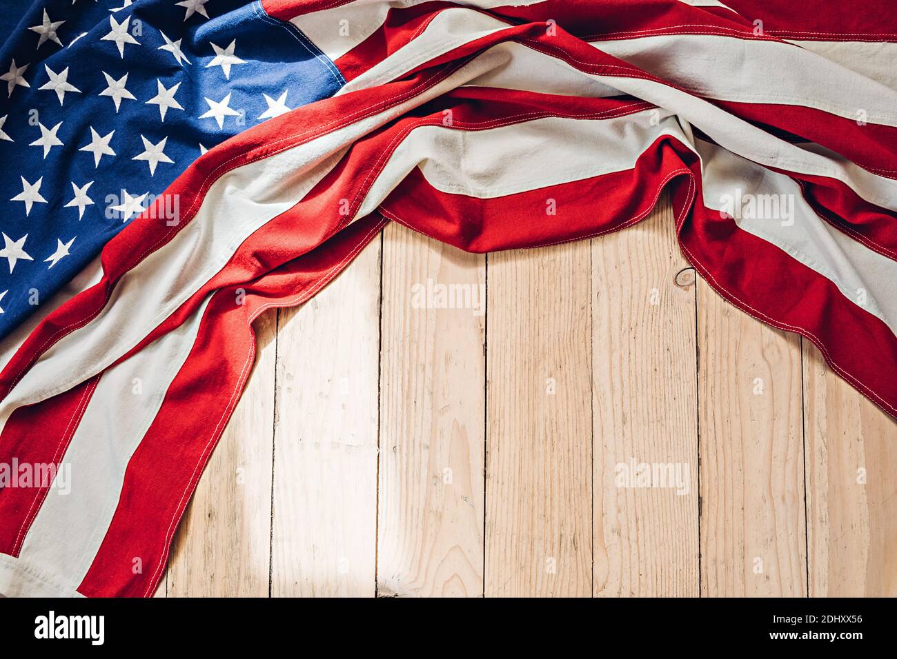 Drapeau américain sur une texture en bois. 4 juillet, jour de l'indépendance des États-Unis et arrière-plan du Memorial Day Banque D'Images