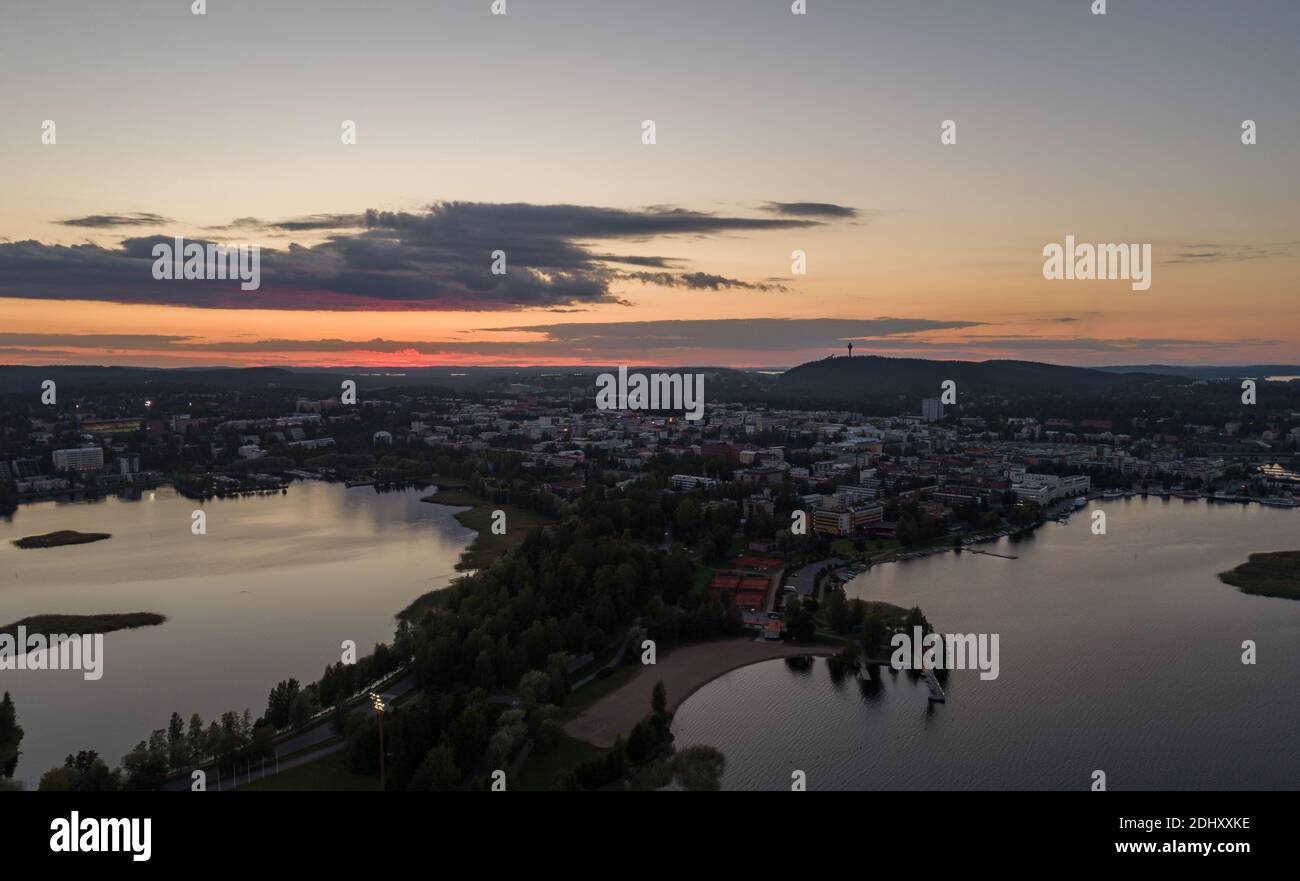 Vue panoramique de la ville de Kuopio au coucher du soleil avec les lacs entourant la ville vue des airs, Finlande Banque D'Images